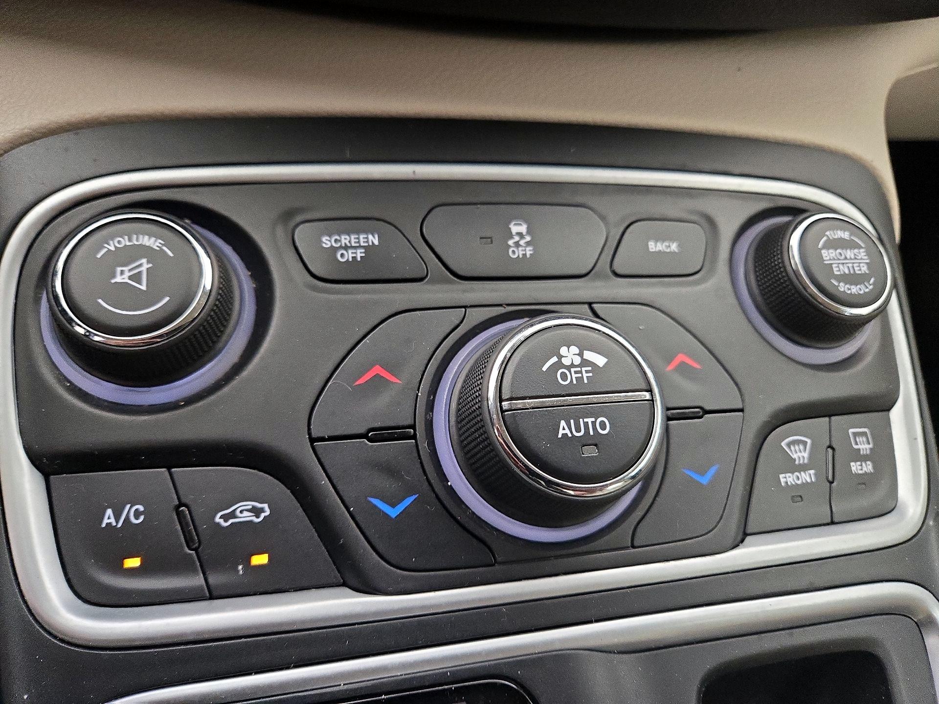 Thumbnail: 2015 Chrysler 200 - 17