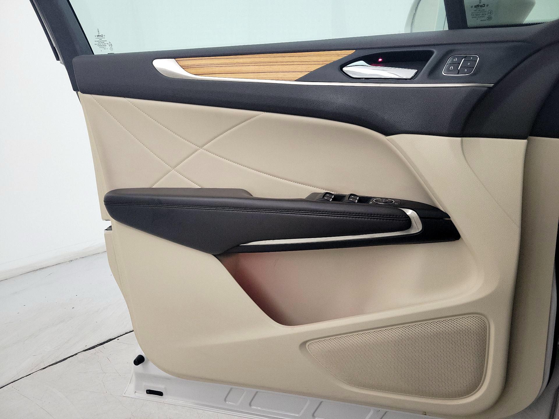 Thumbnail: 2015 Lincoln MKC - 12