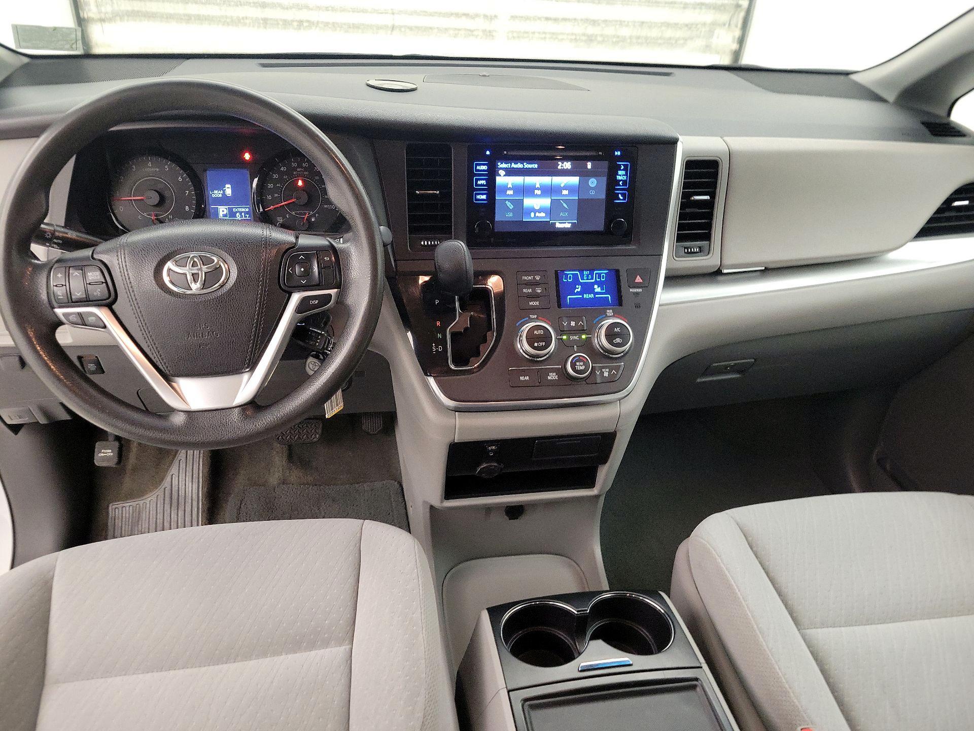 Thumbnail: 2017 Toyota Sienna - 9