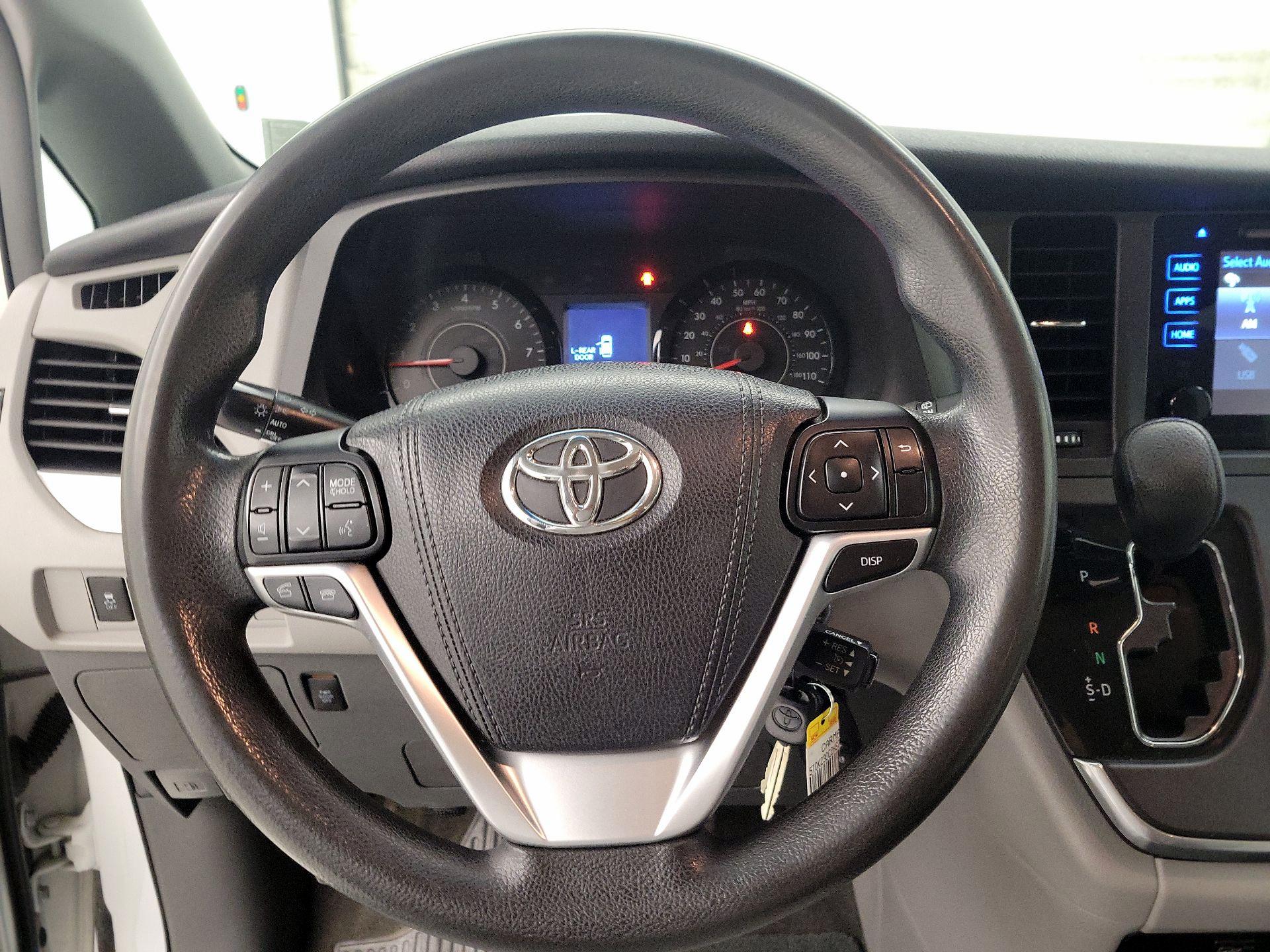 Thumbnail: 2017 Toyota Sienna - 10