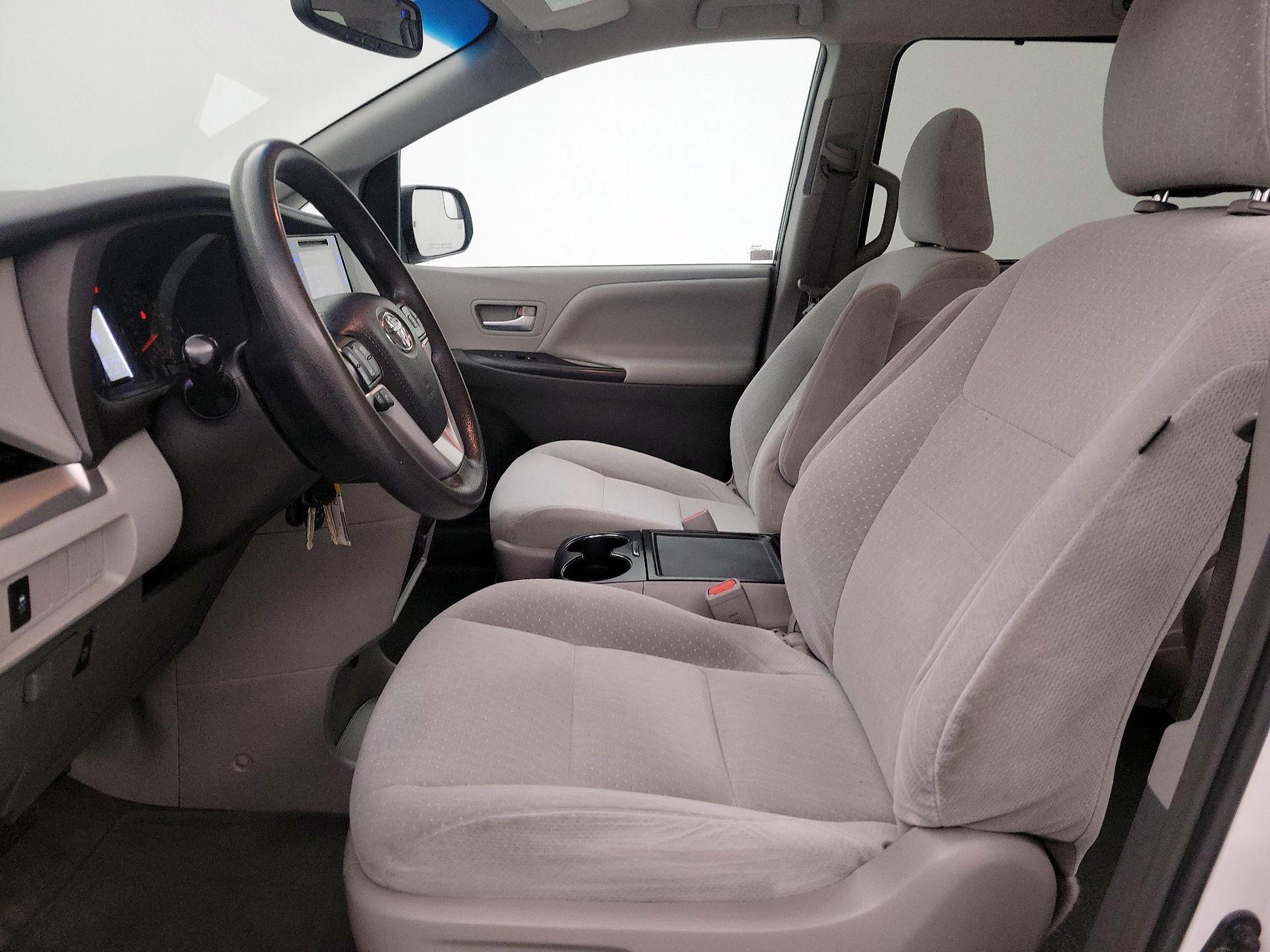 Thumbnail: 2017 Toyota Sienna - 11