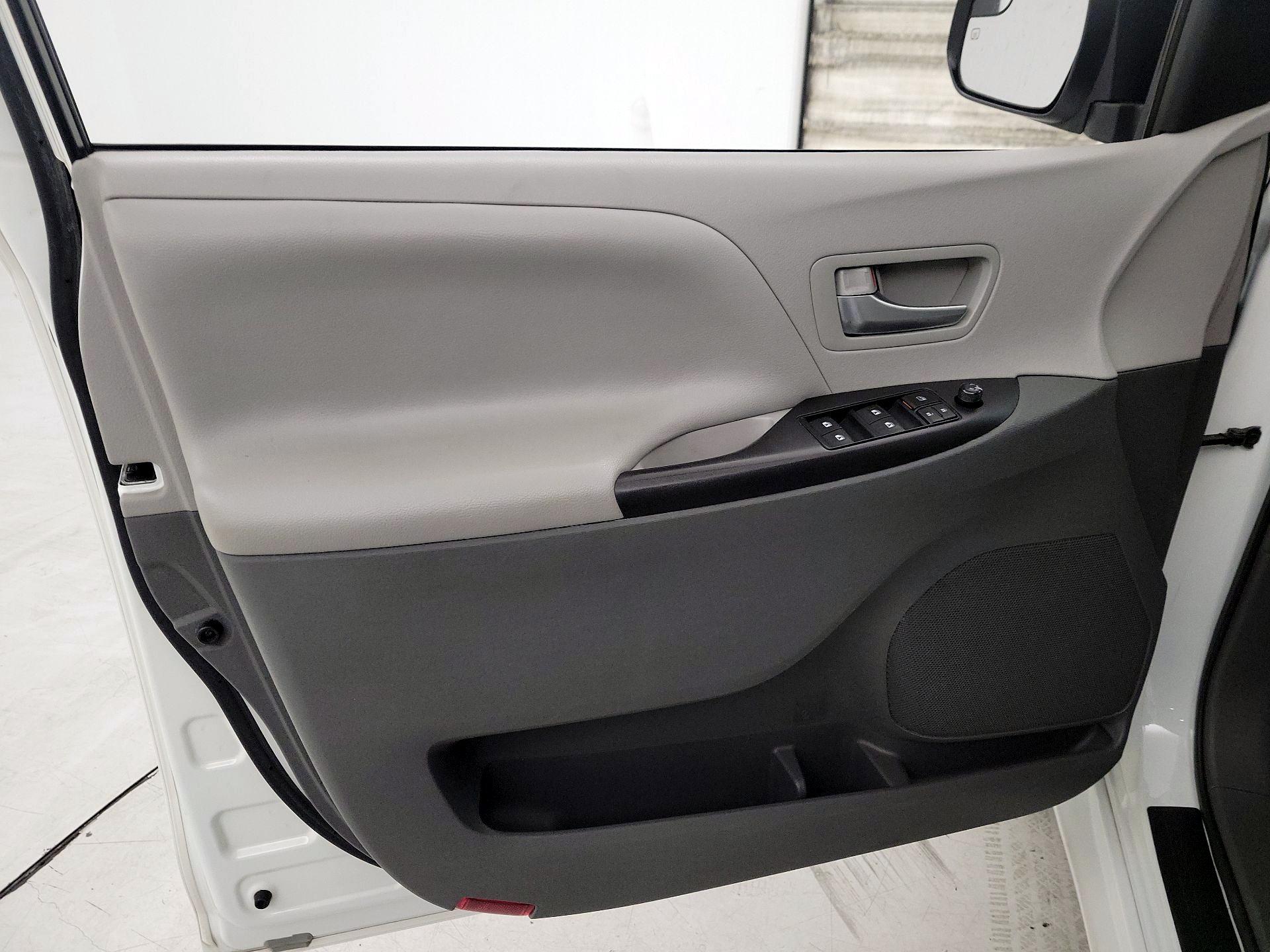 Thumbnail: 2017 Toyota Sienna - 12