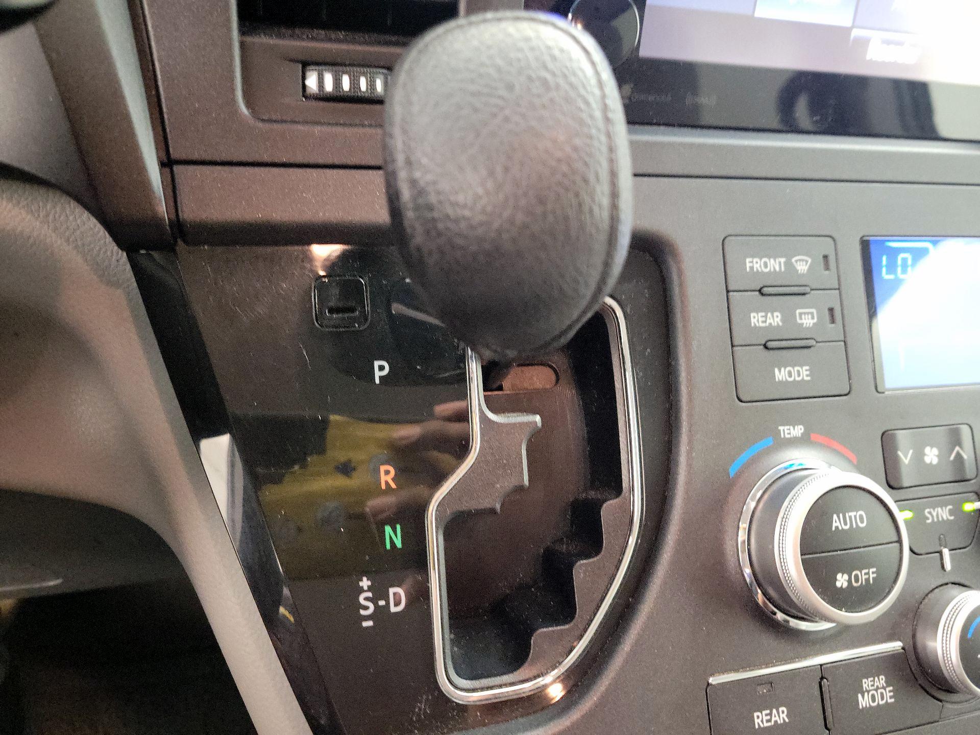 Thumbnail: 2017 Toyota Sienna - 17