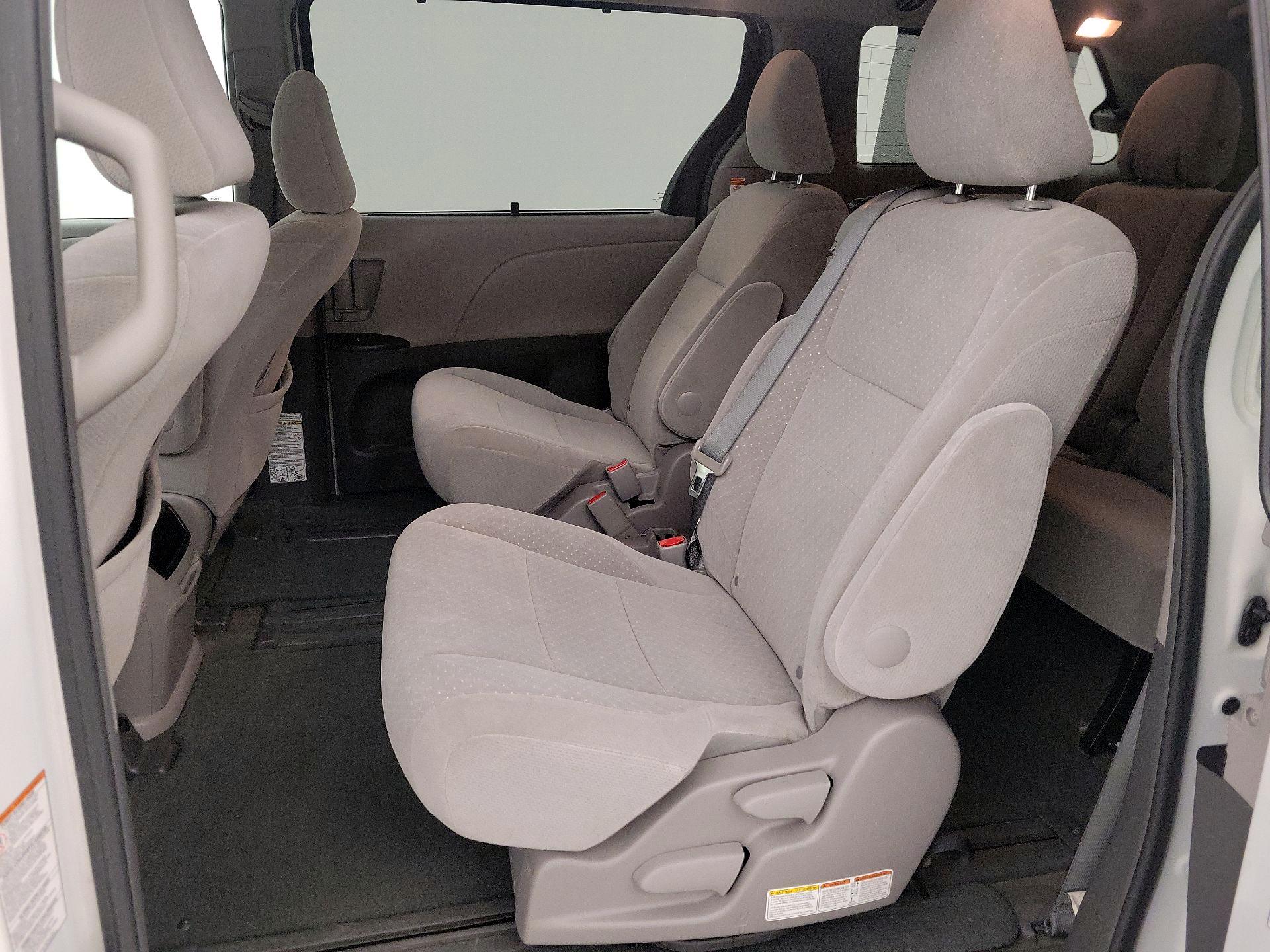 Thumbnail: 2017 Toyota Sienna - 18
