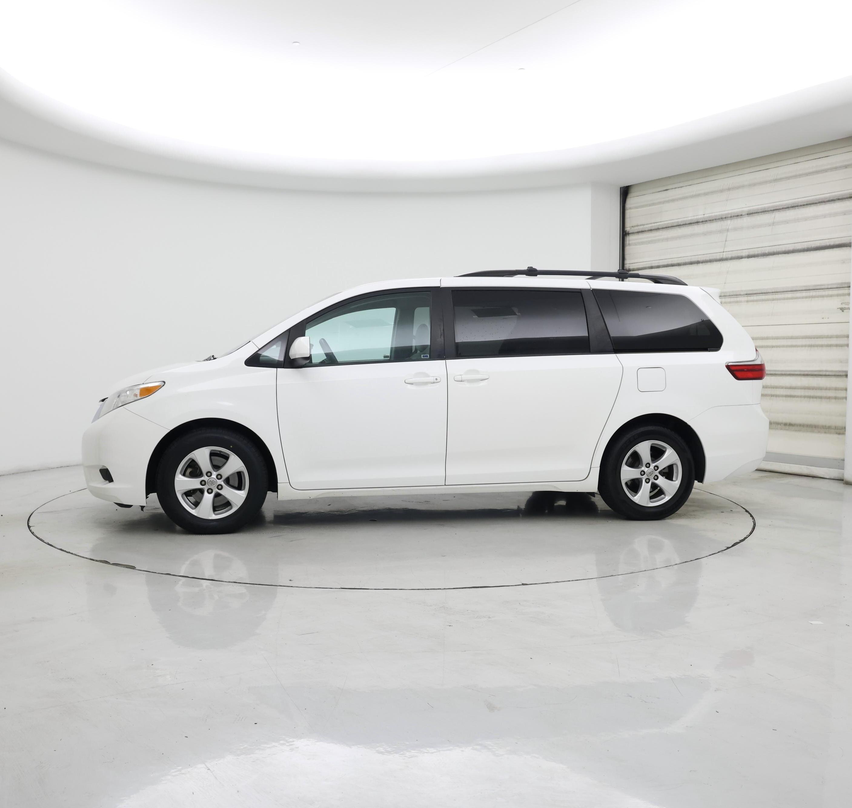 Thumbnail: 2017 Toyota Sienna - 3