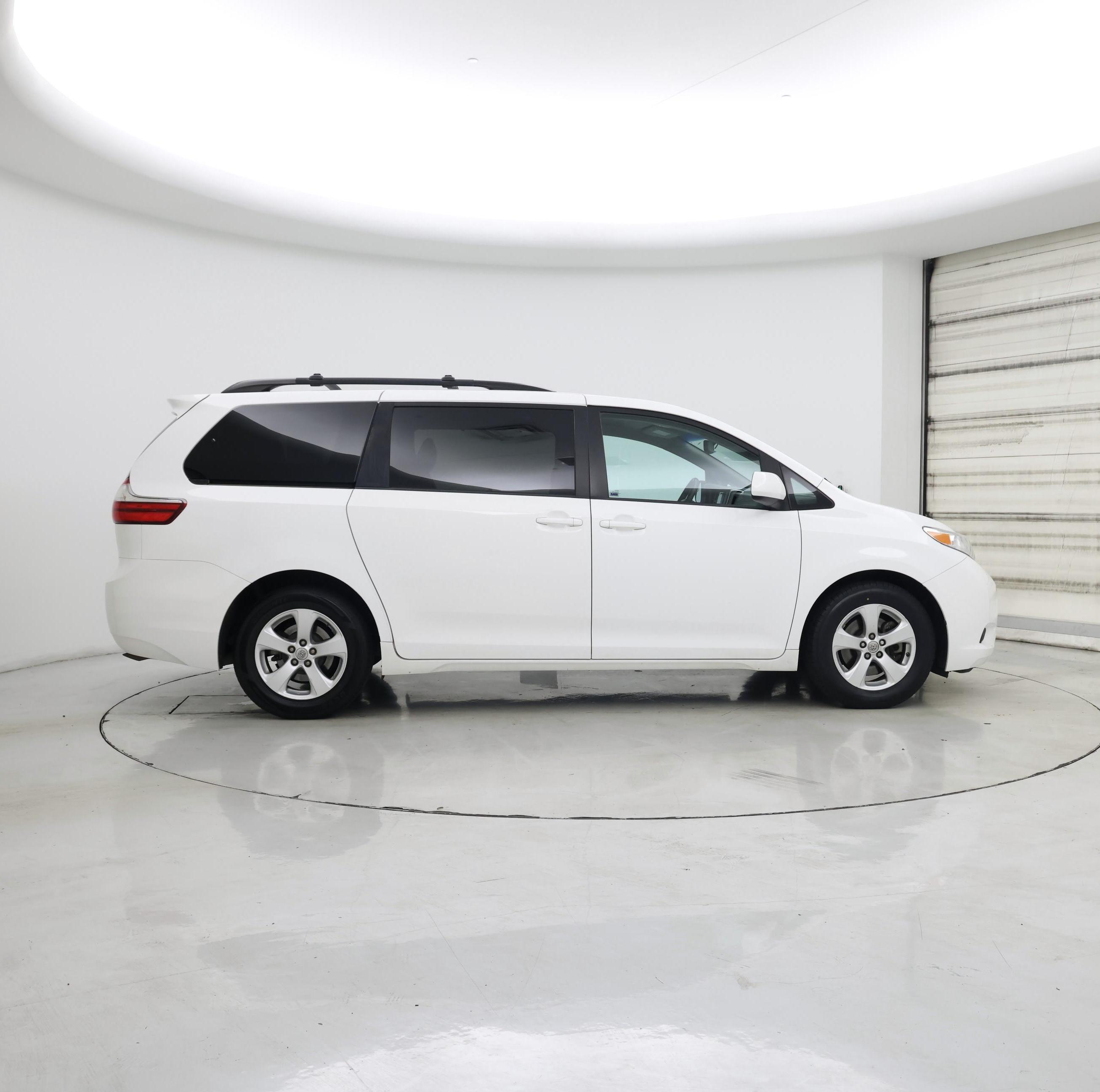 Thumbnail: 2017 Toyota Sienna - 7