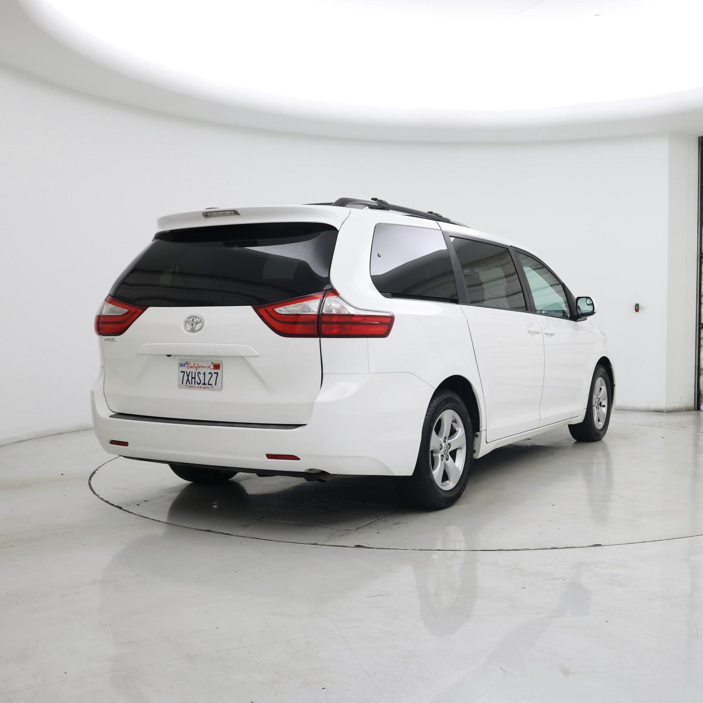 Thumbnail: 2017 Toyota Sienna - 8