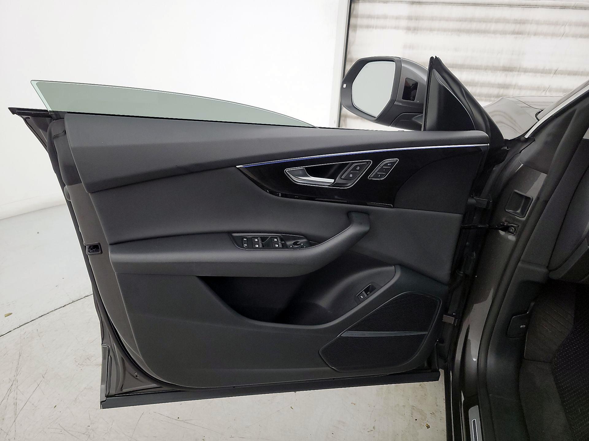 Thumbnail: 2019 Audi Q8 - 12