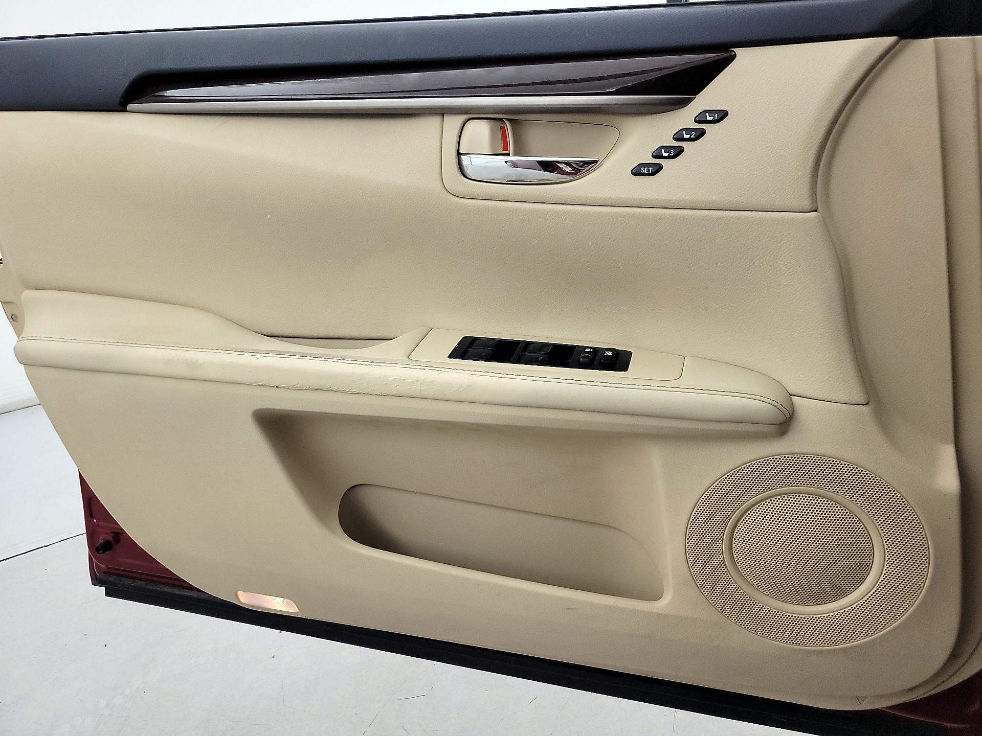 Thumbnail: 2013 Lexus ES - 14