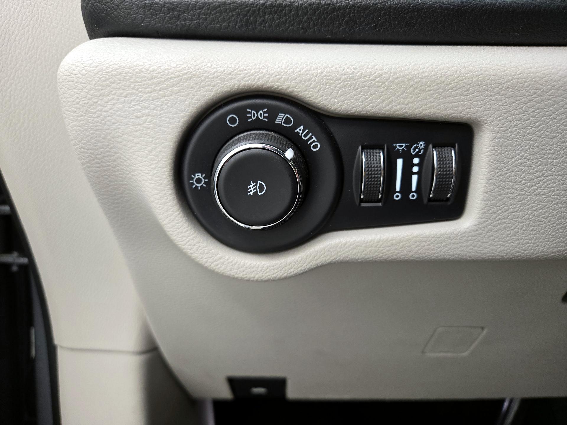 Thumbnail: 2021 Chrysler Pacifica - 13