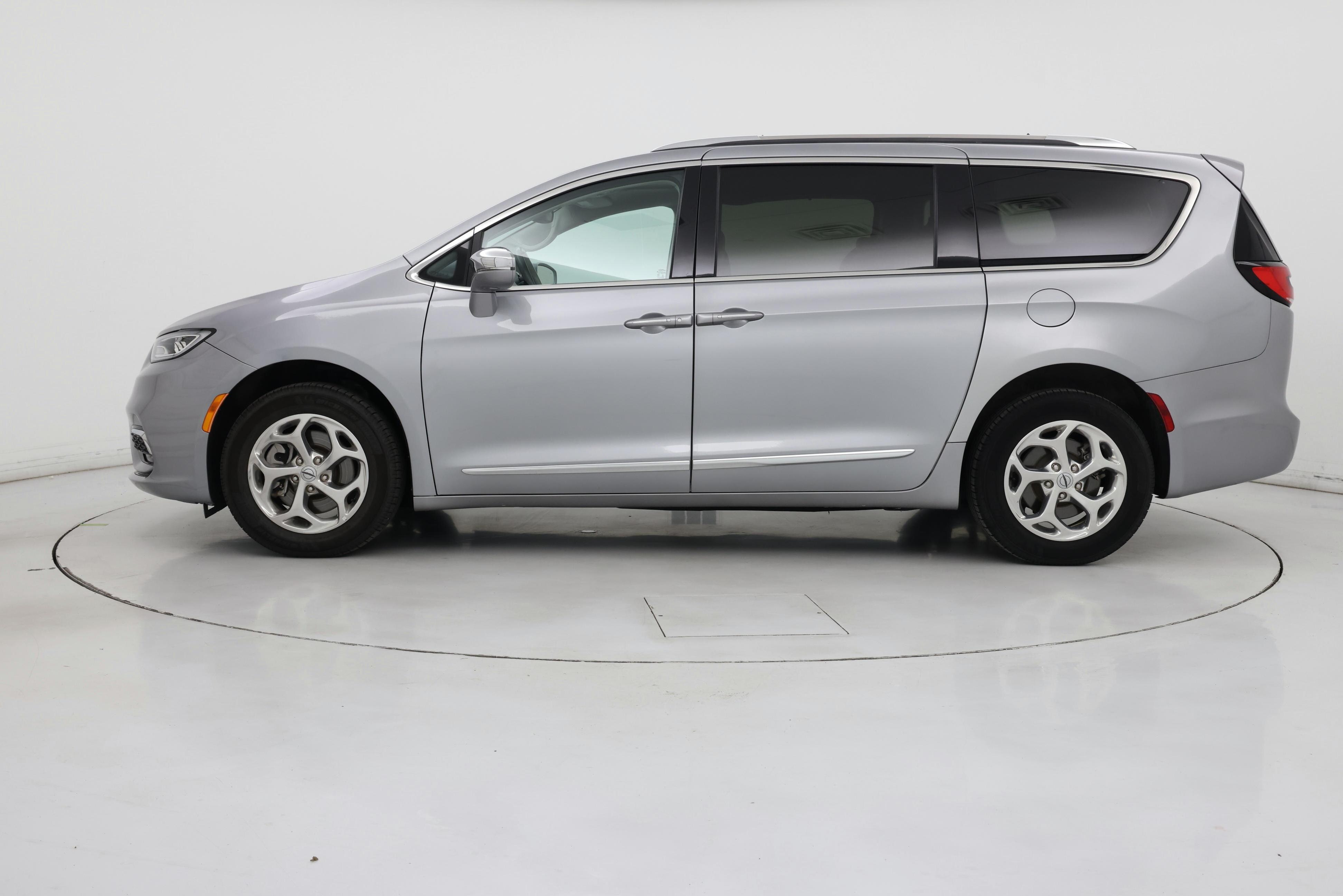 Thumbnail: 2021 Chrysler Pacifica - 3