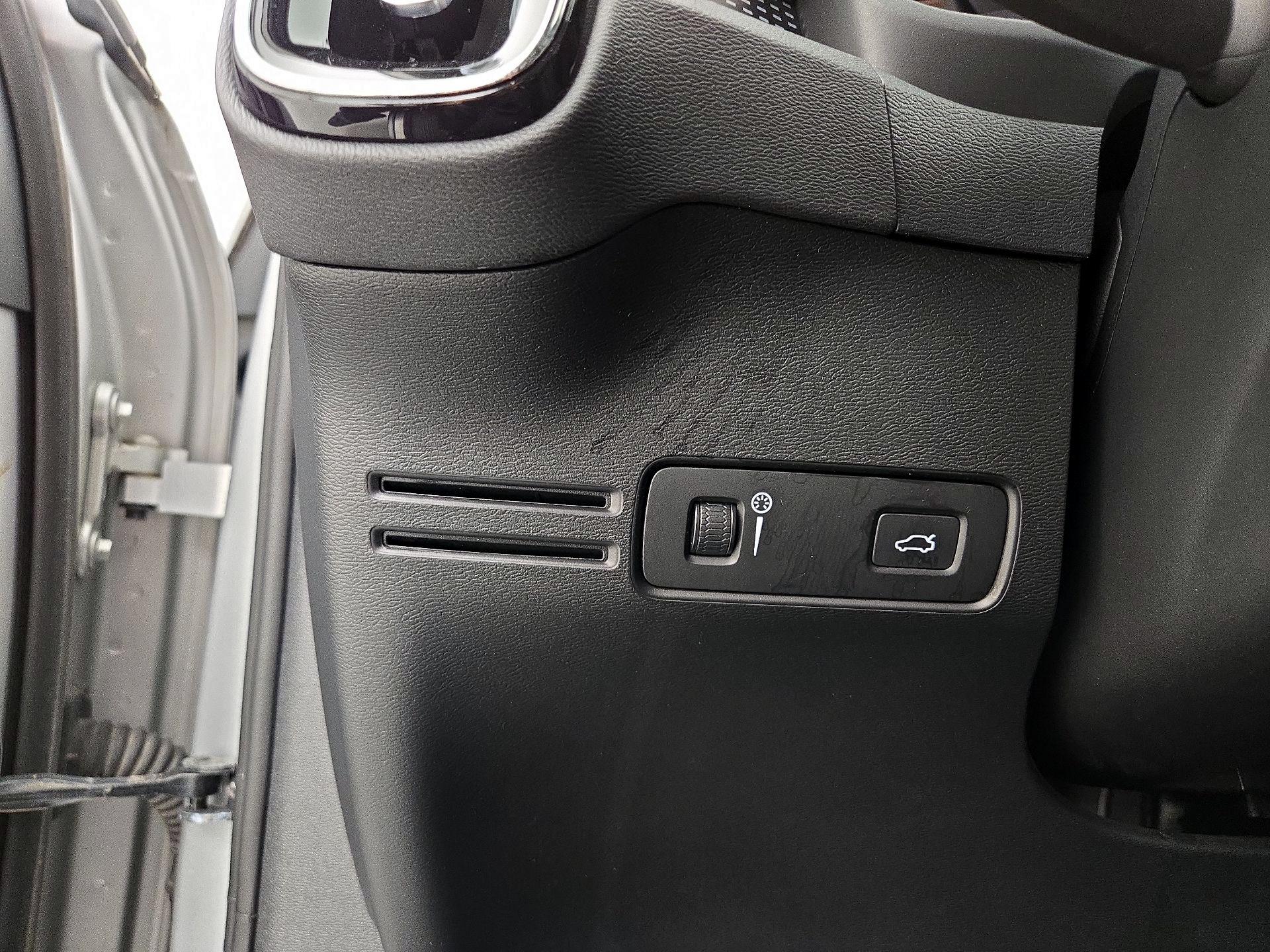 Thumbnail: 2019 Volvo XC40 - 13