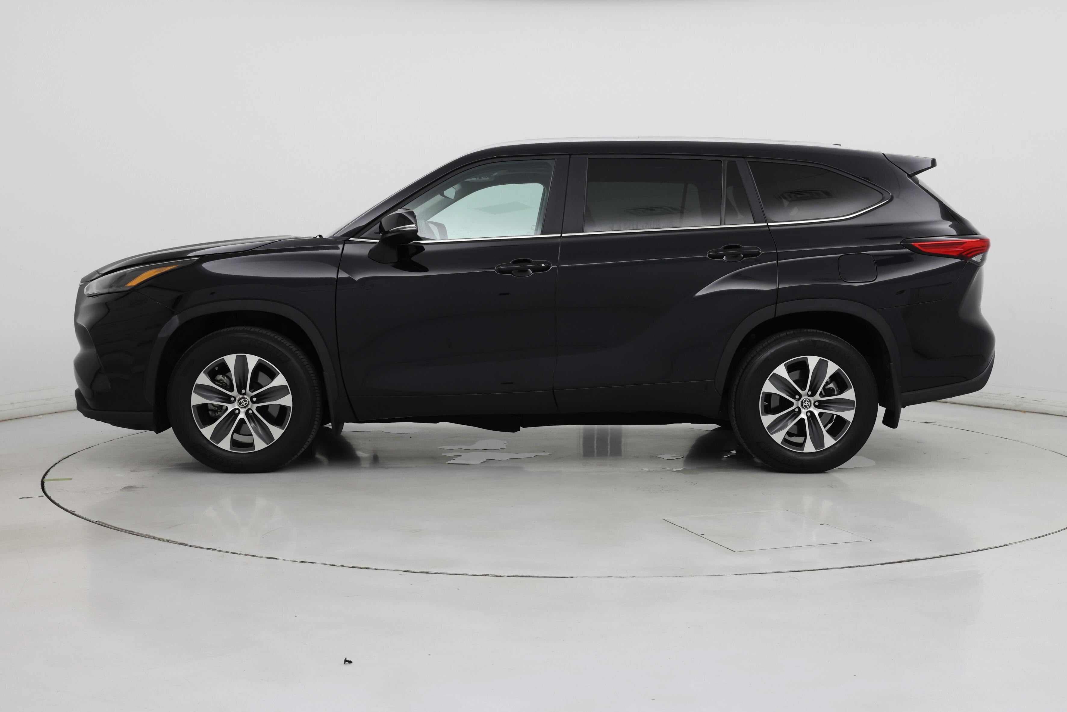 Thumbnail: 2023 Toyota Highlander - 3