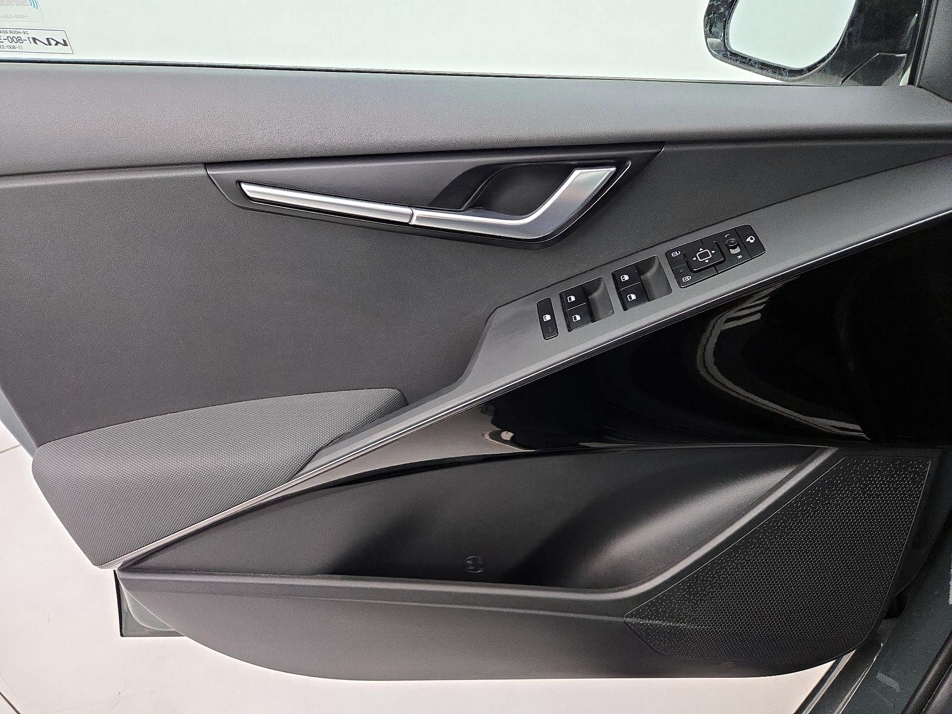 Thumbnail: 2023 Kia Niro - 12