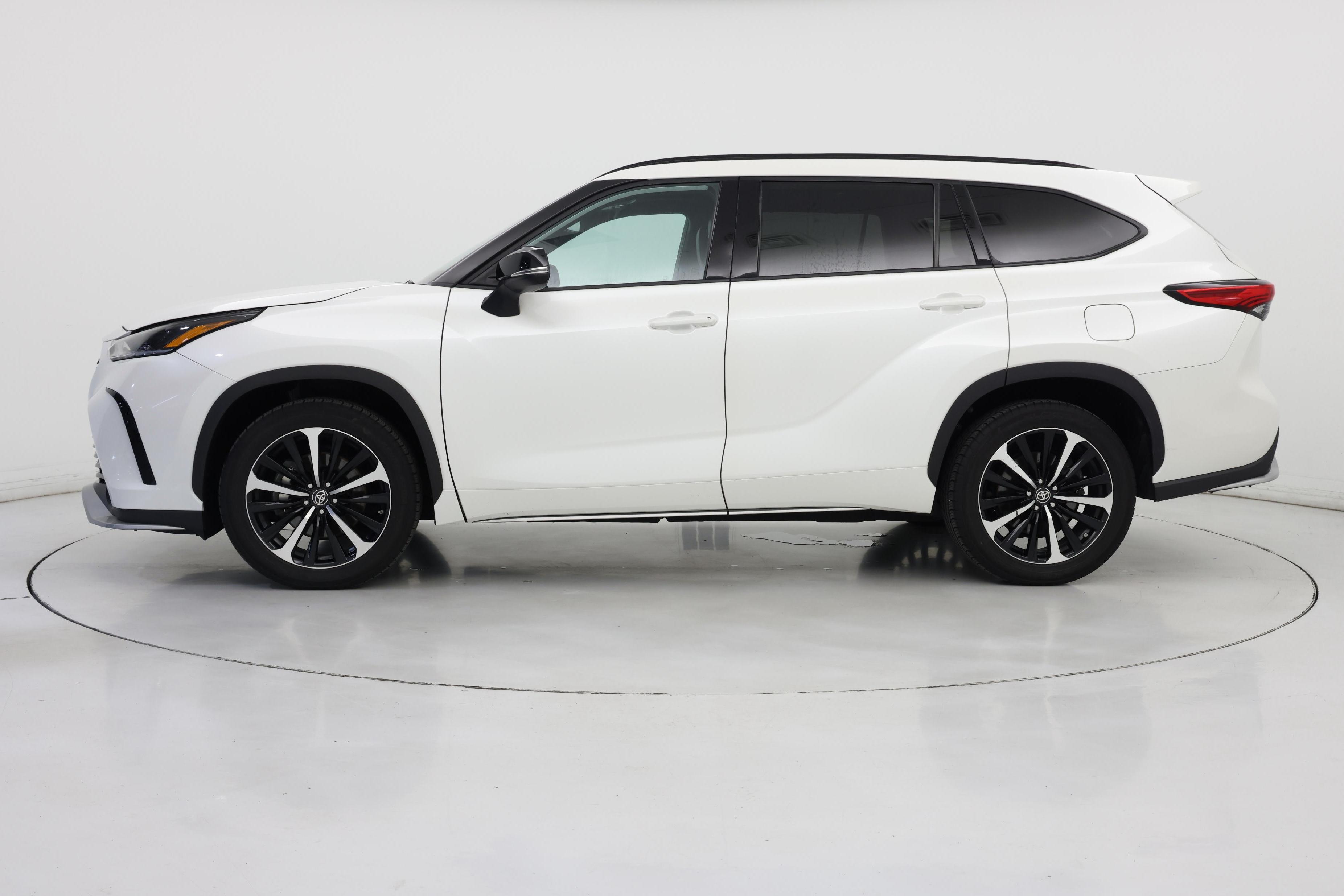 Thumbnail: 2021 Toyota Highlander - 3