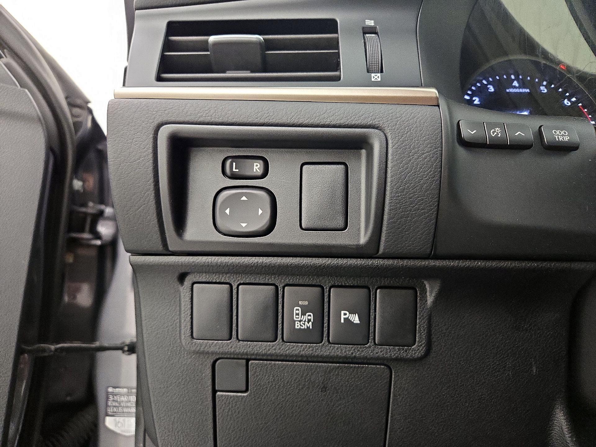 Thumbnail: 2013 Lexus ES - 13