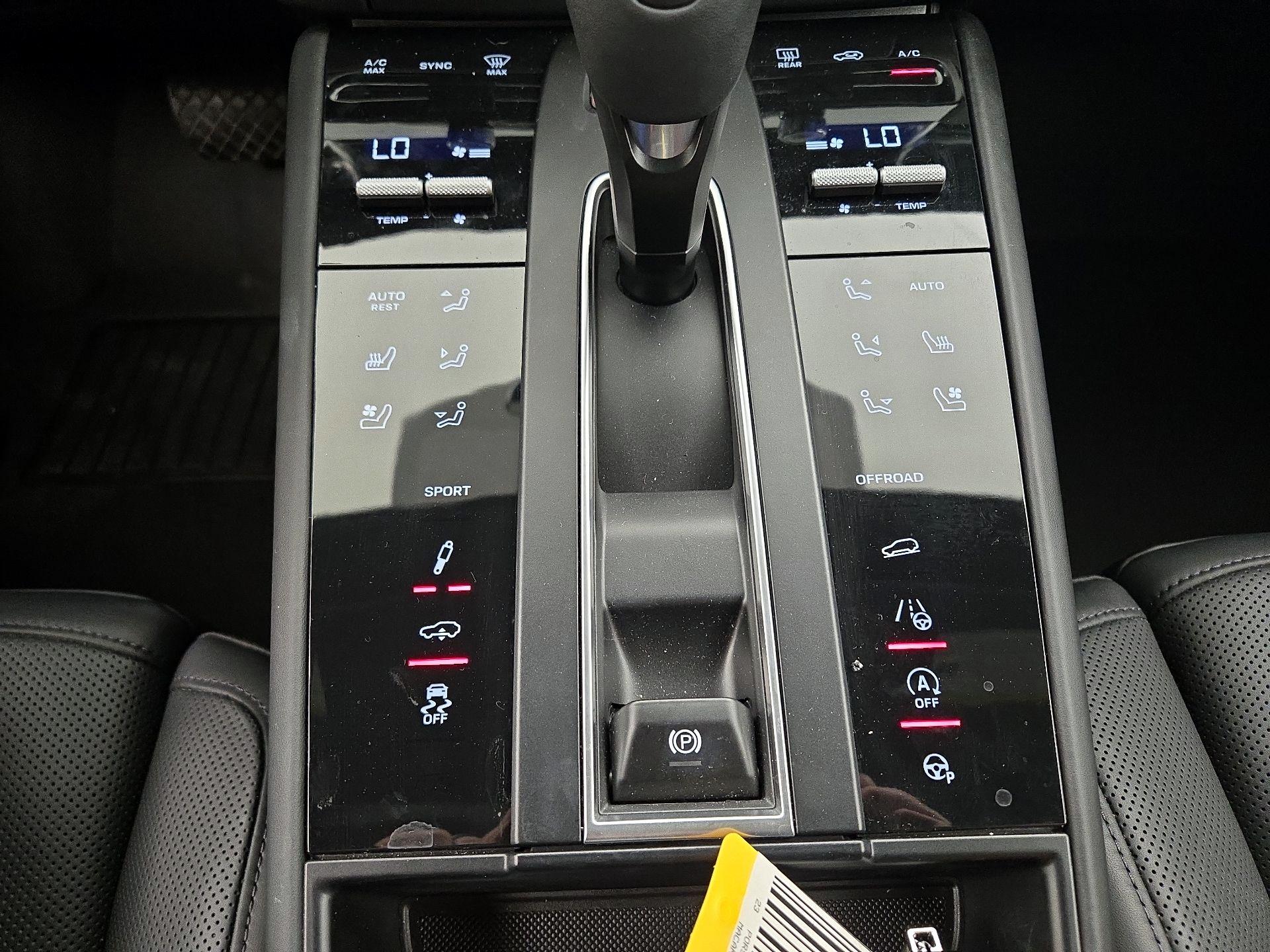 Thumbnail: 2023 Porsche Macan - 16