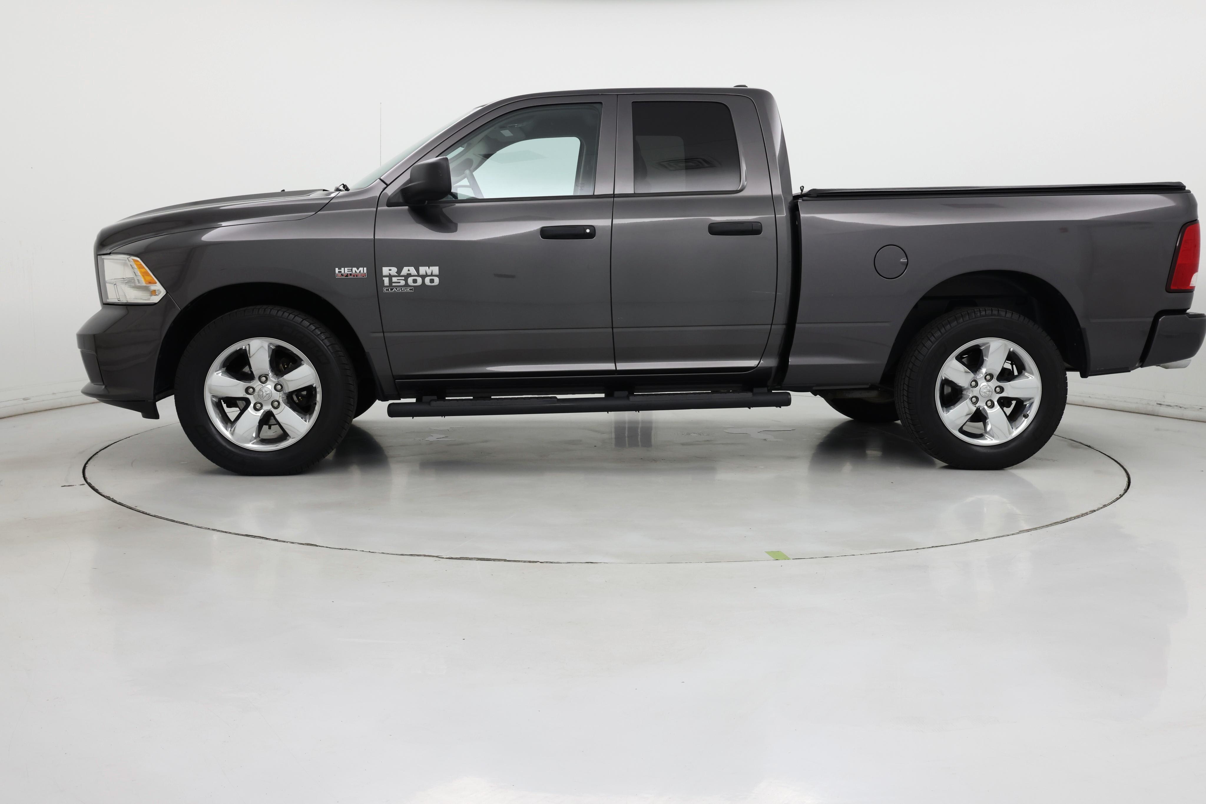 Thumbnail: 2019 RAM 1500 Classic - 3