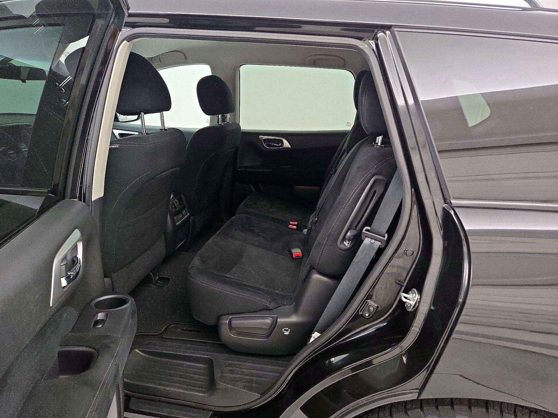 Thumbnail: 2016 Nissan Pathfinder - 17