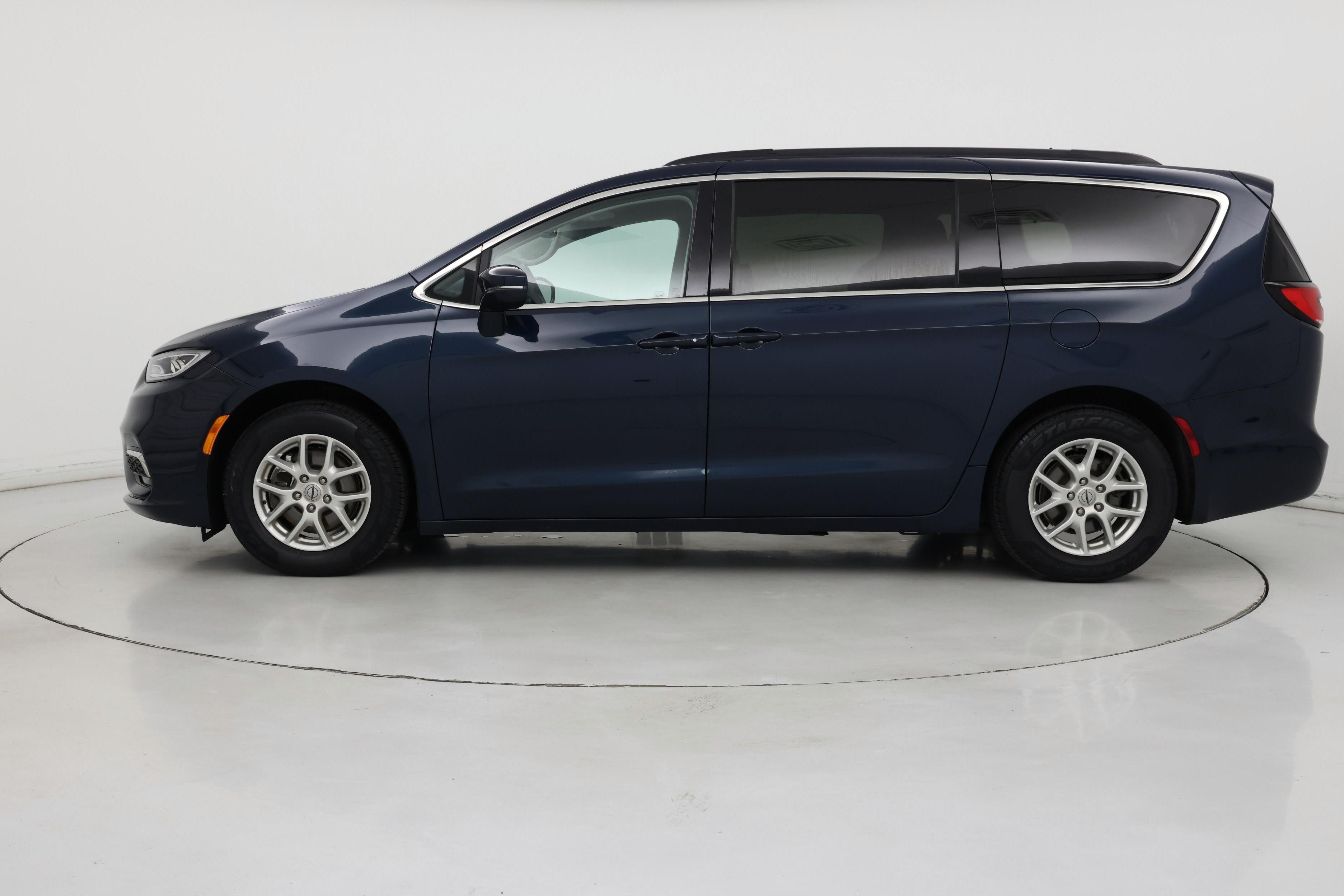 Thumbnail: 2022 Chrysler Pacifica - 3