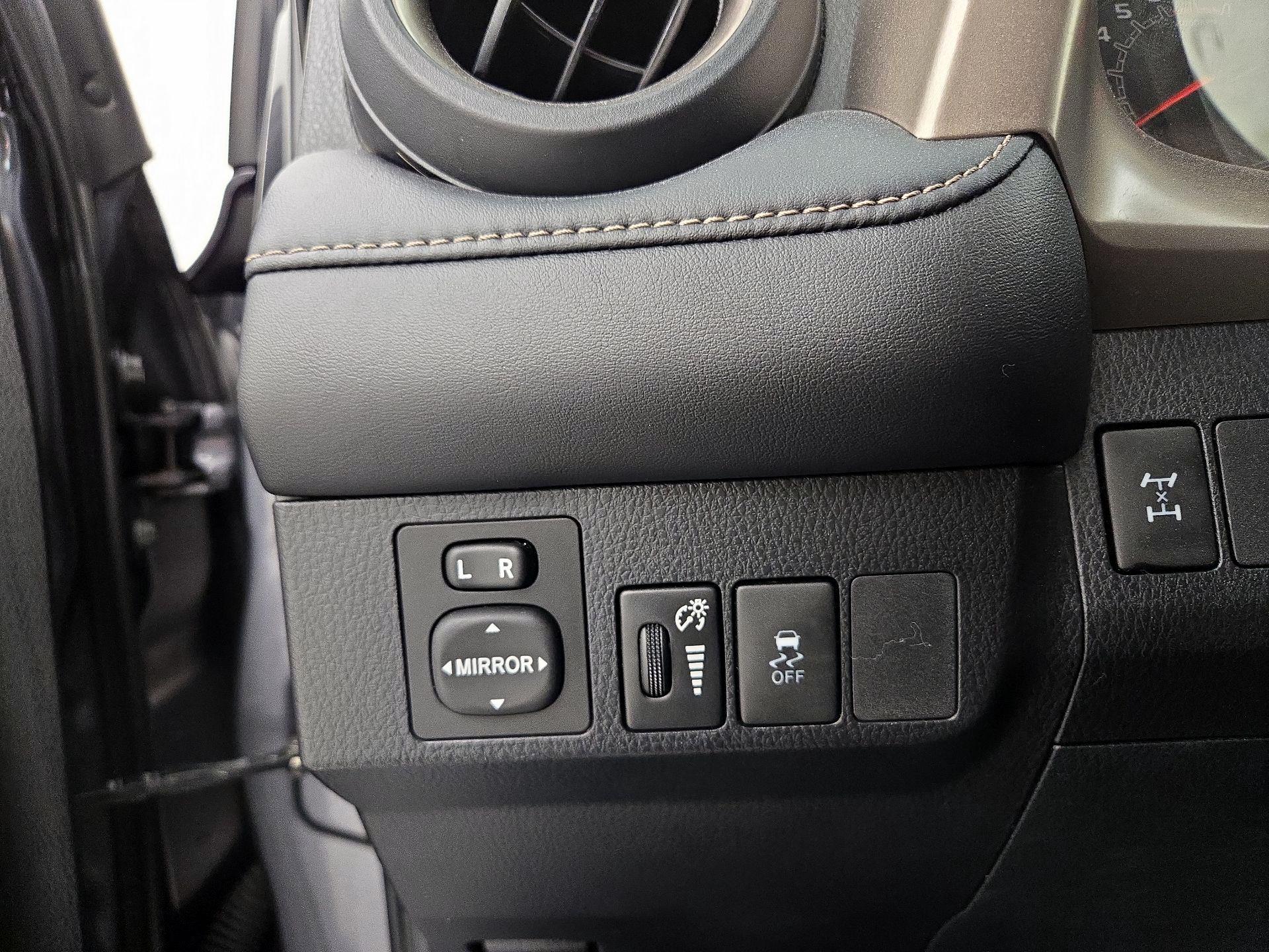Thumbnail: 2013 Toyota RAV4 - 13