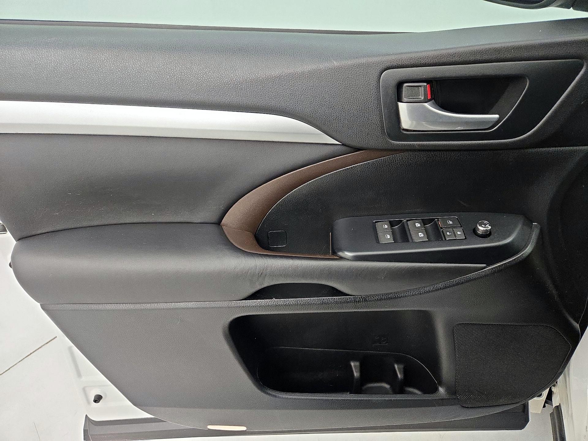 Thumbnail: 2016 Toyota Highlander - 12