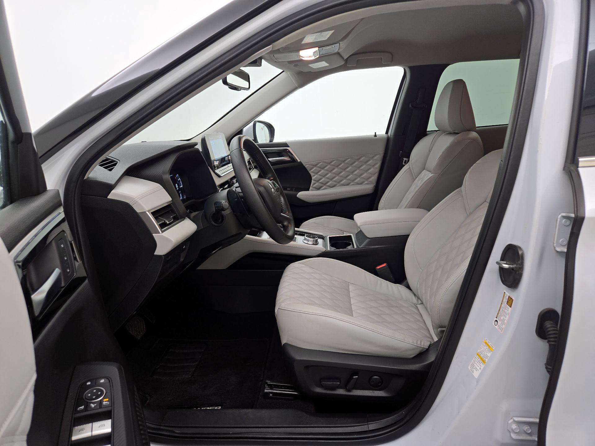Thumbnail: 2022 Mitsubishi Outlander - 11