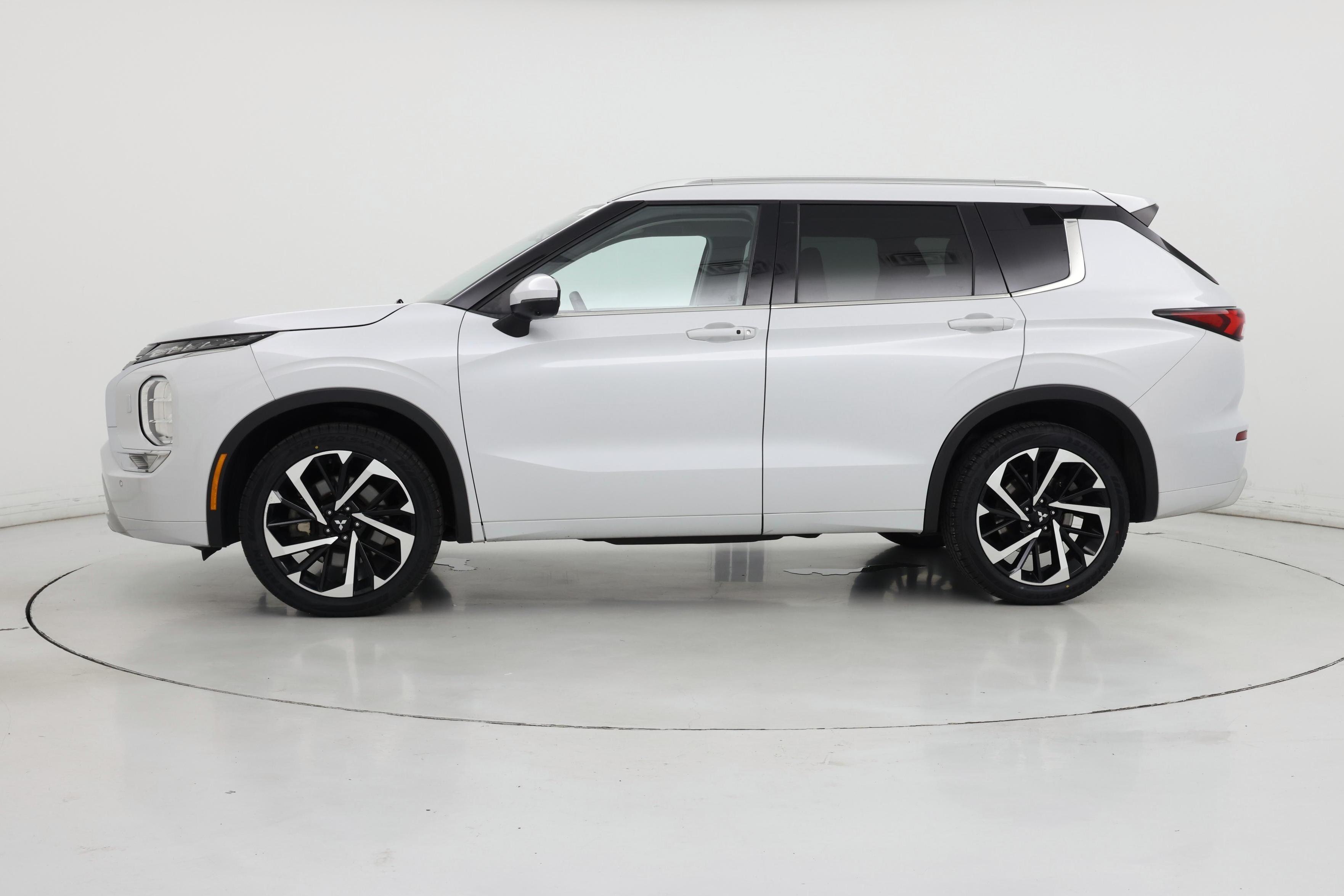 Thumbnail: 2022 Mitsubishi Outlander - 3