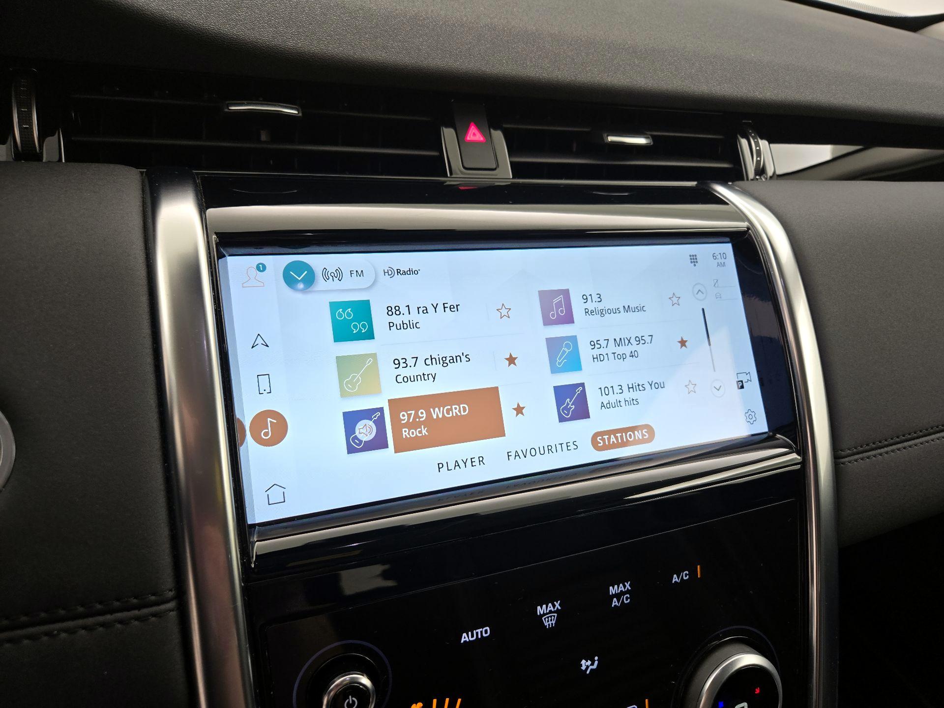 Thumbnail: 2021 Land Rover Discovery Sport - 16