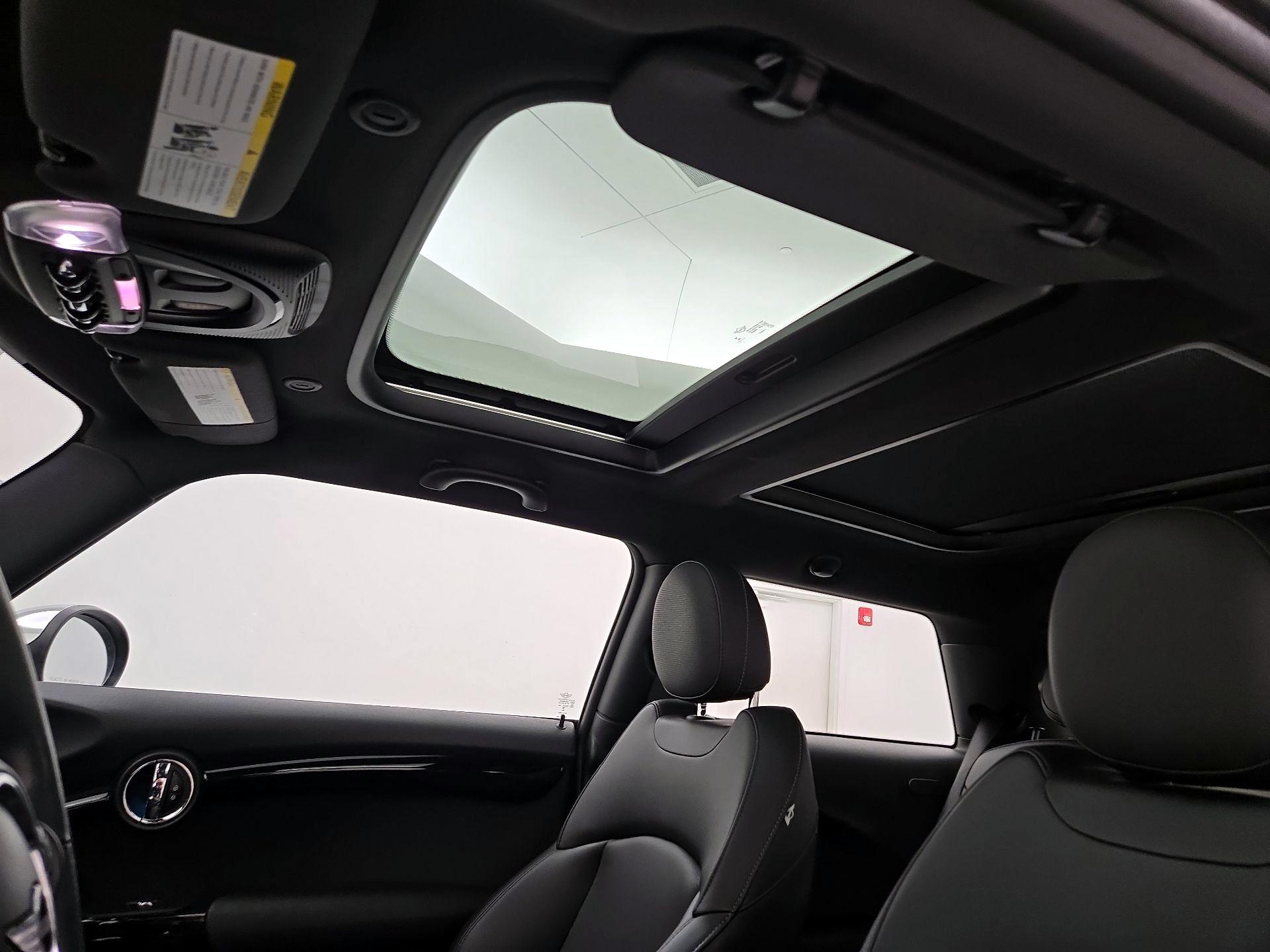 Thumbnail: 2015 MINI Cooper Hardtop - 20