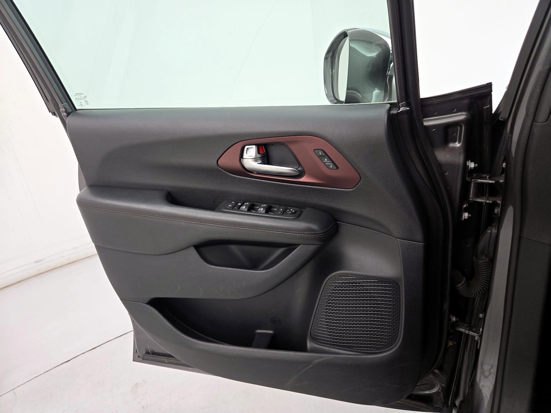 Thumbnail: 2020 Chrysler Pacifica - 12