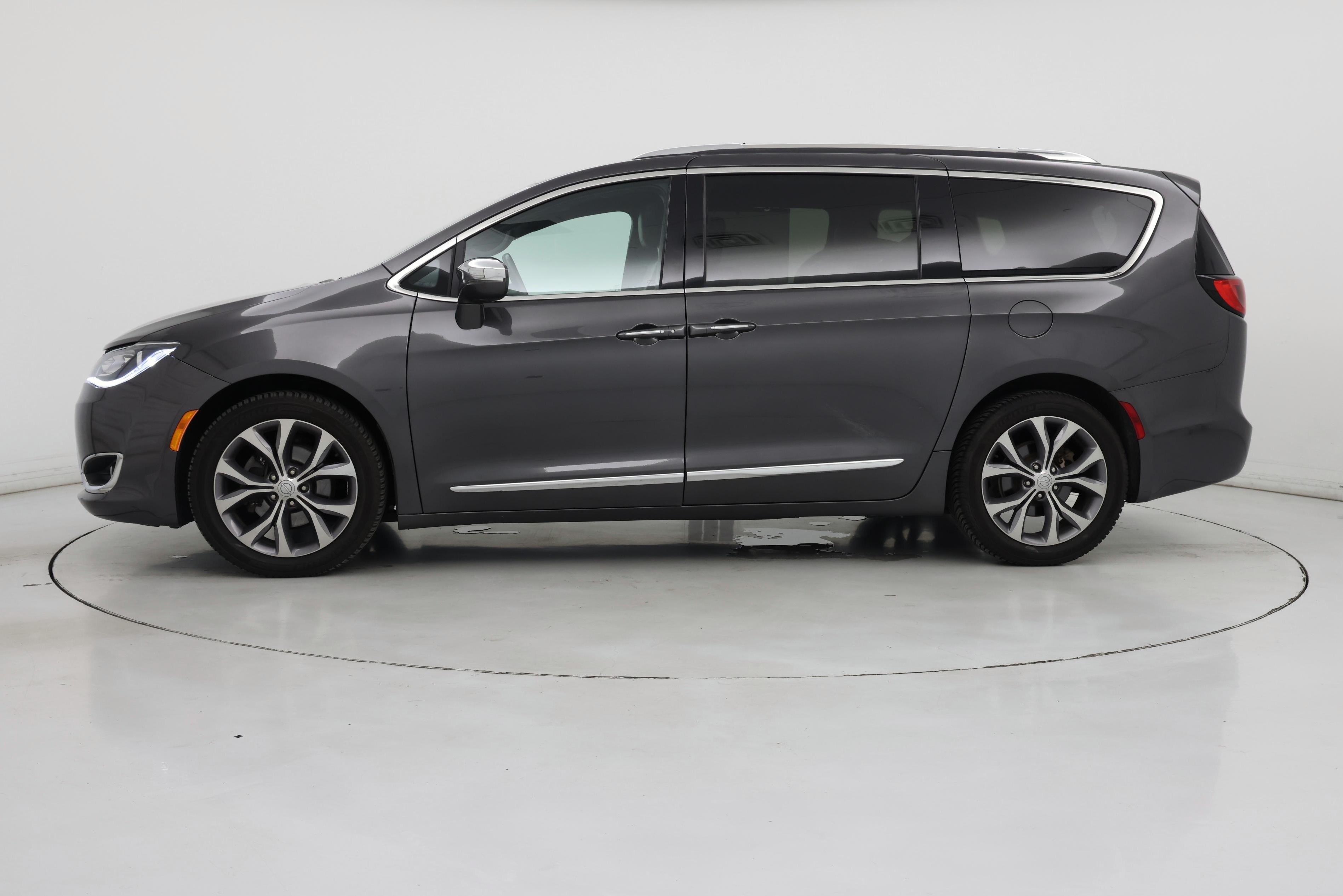 Thumbnail: 2020 Chrysler Pacifica - 3