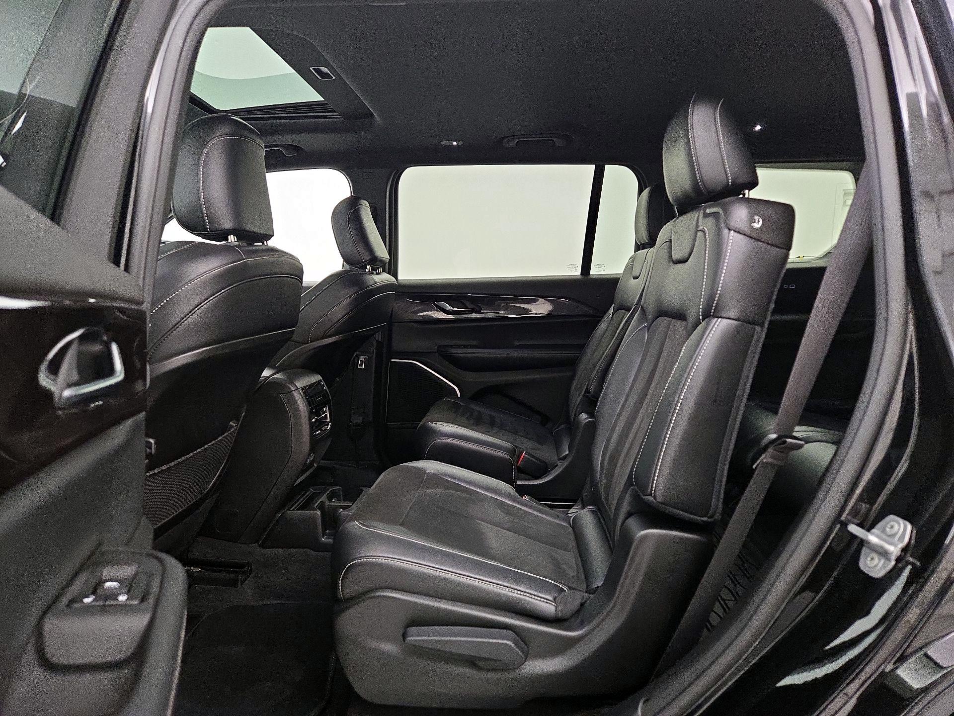 Thumbnail: 2022 Jeep Grand Cherokee L - 20