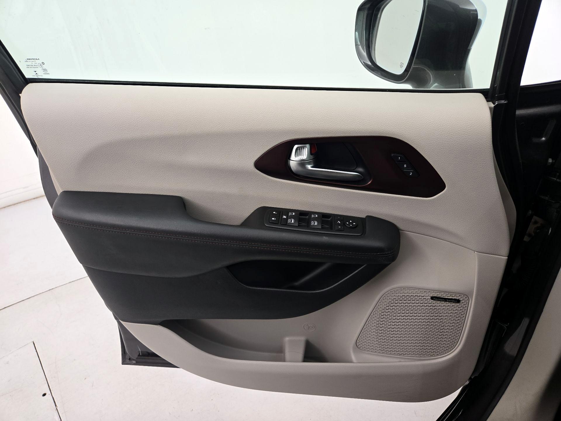Thumbnail: 2020 Chrysler Pacifica - 12