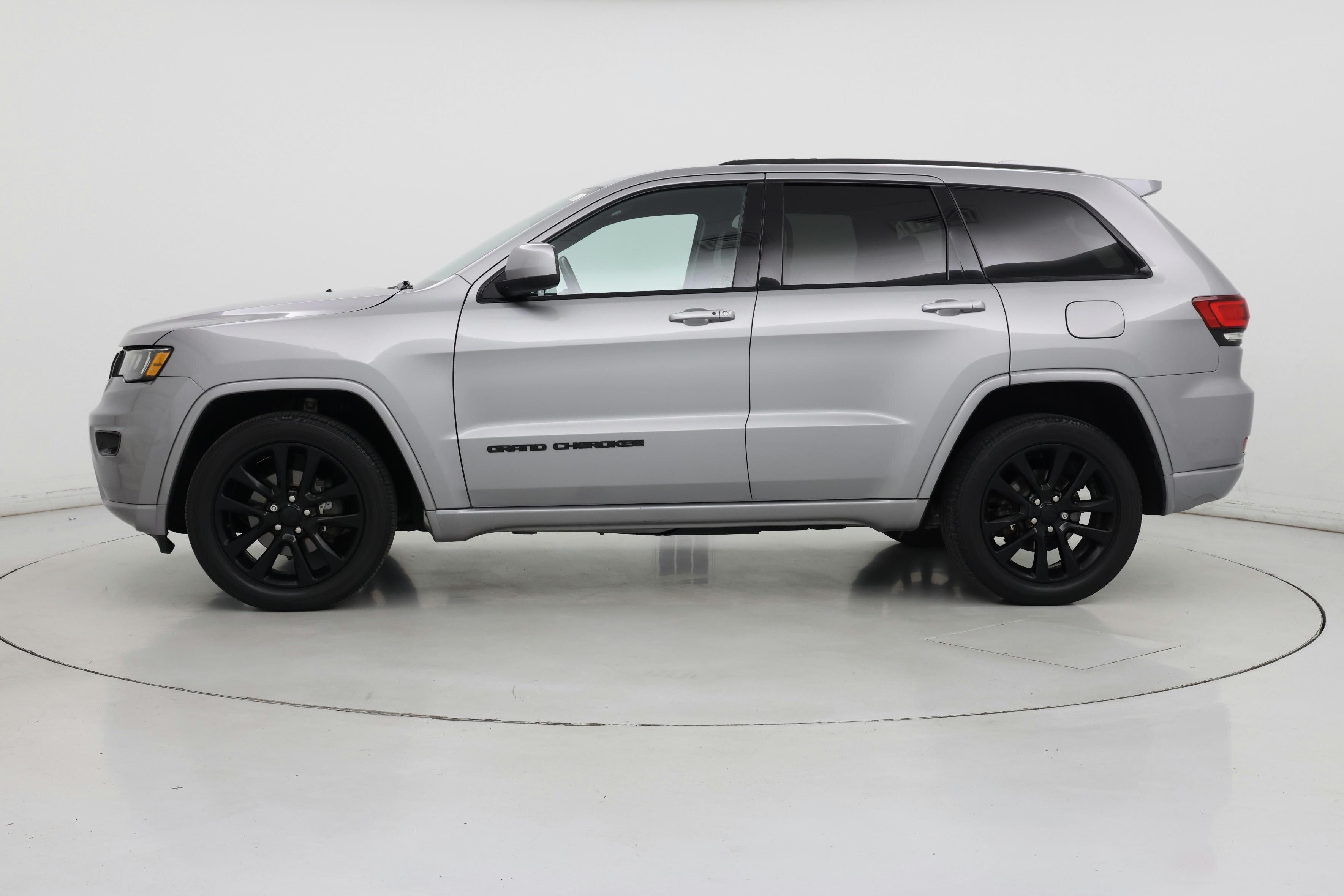 Thumbnail: 2018 Jeep Grand Cherokee - 3