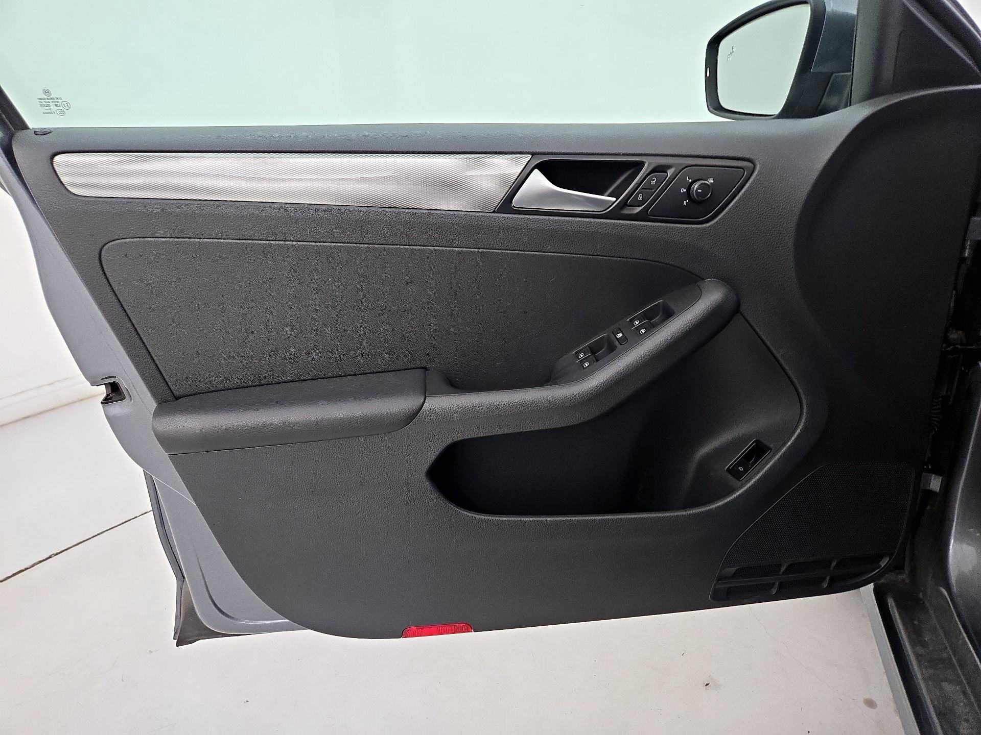 Thumbnail: 2017 Volkswagen Jetta - 12