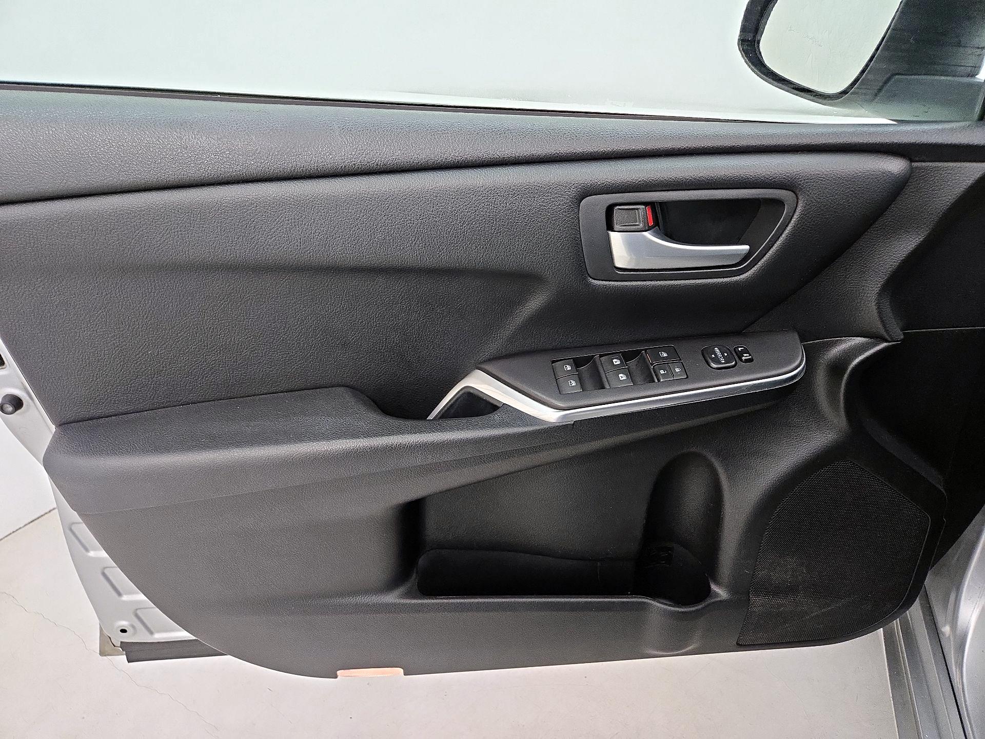 Thumbnail: 2016 Toyota Camry - 12