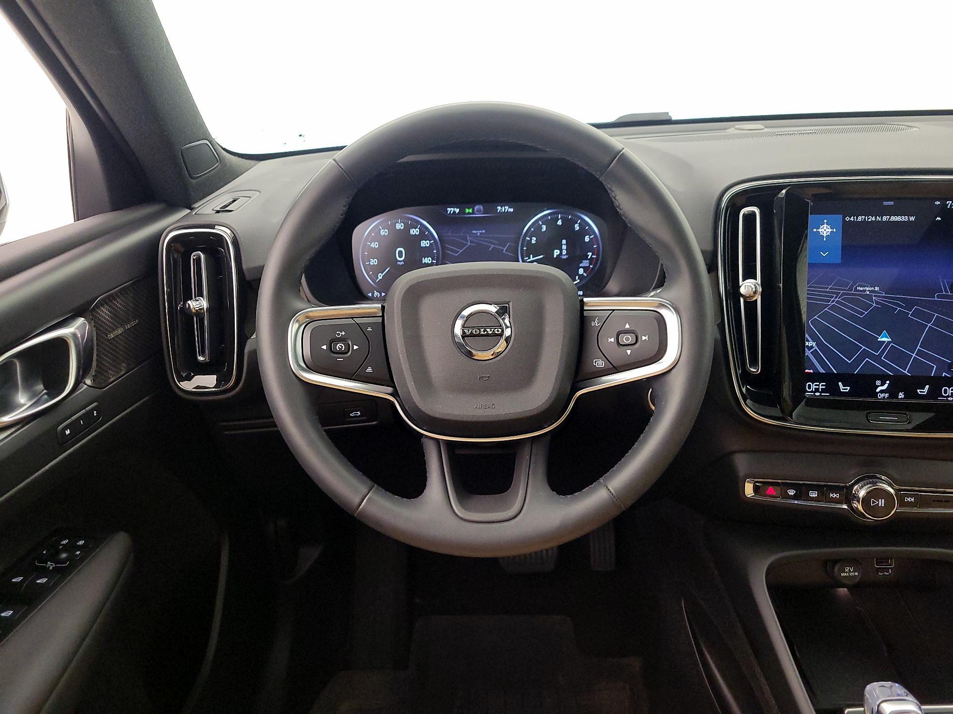 Thumbnail: 2022 Volvo XC40 - 10