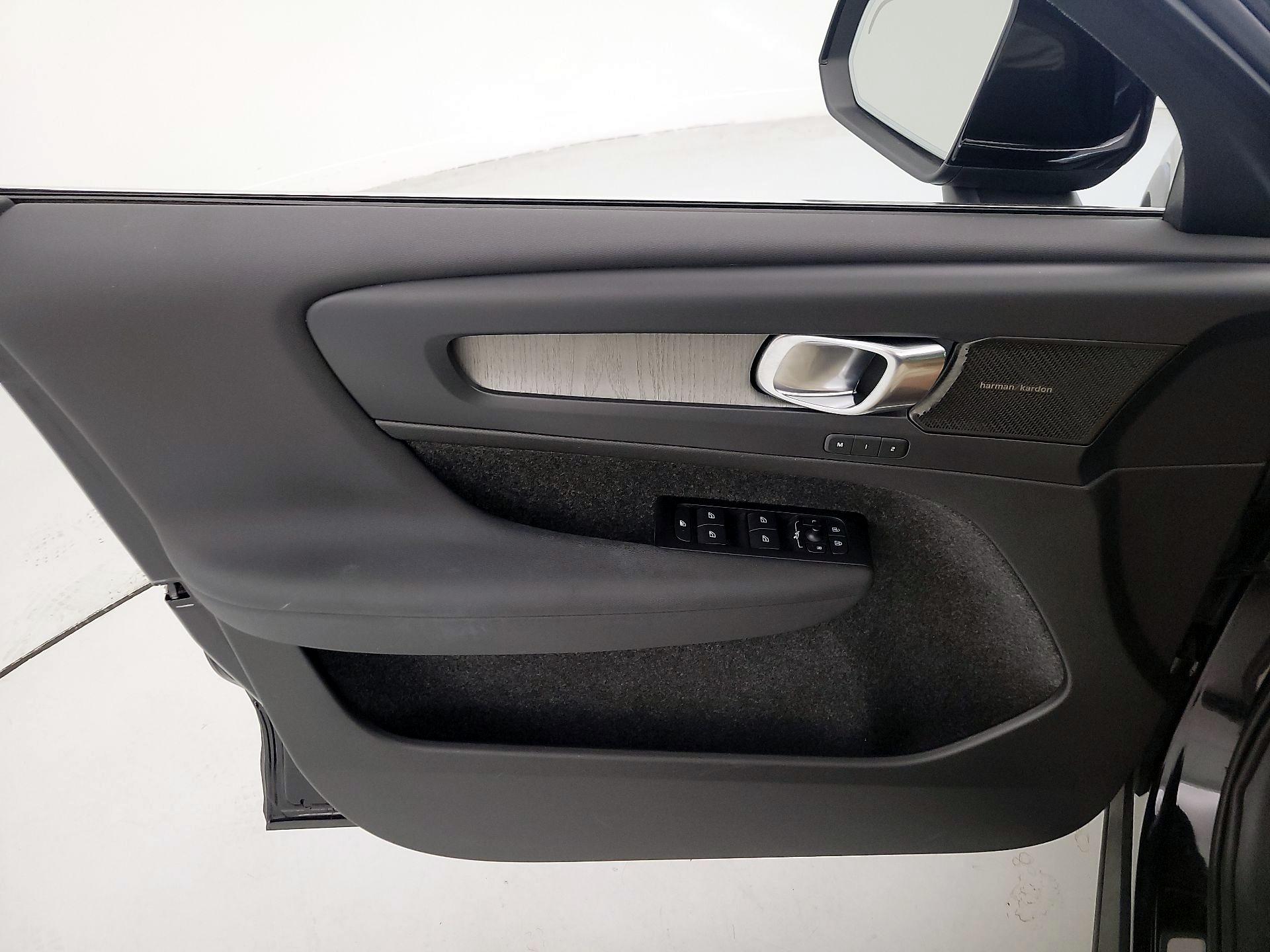Thumbnail: 2022 Volvo XC40 - 12