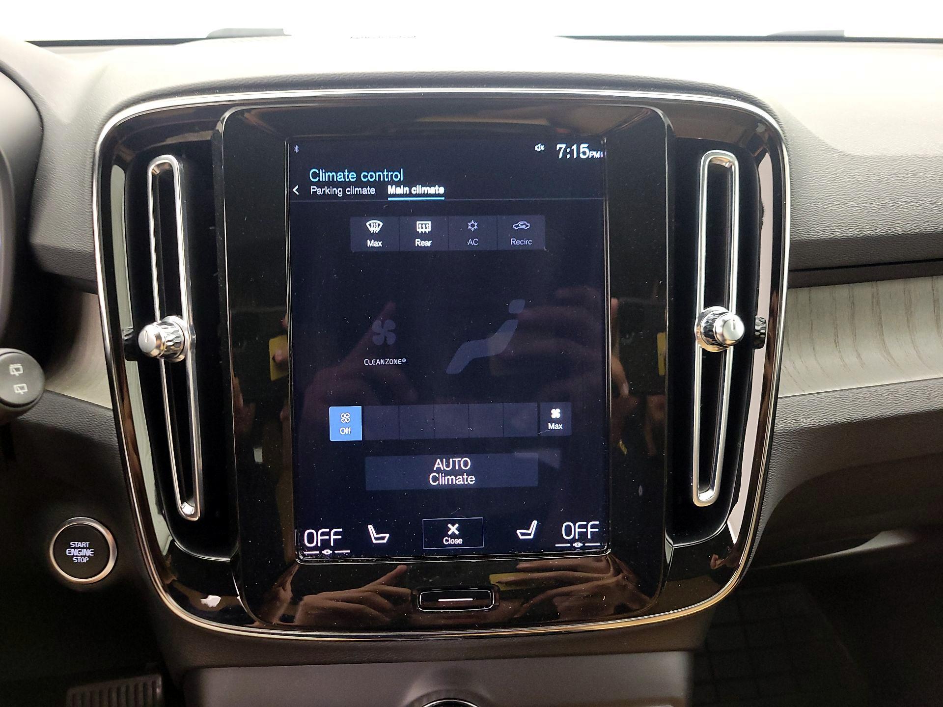 Thumbnail: 2022 Volvo XC40 - 17