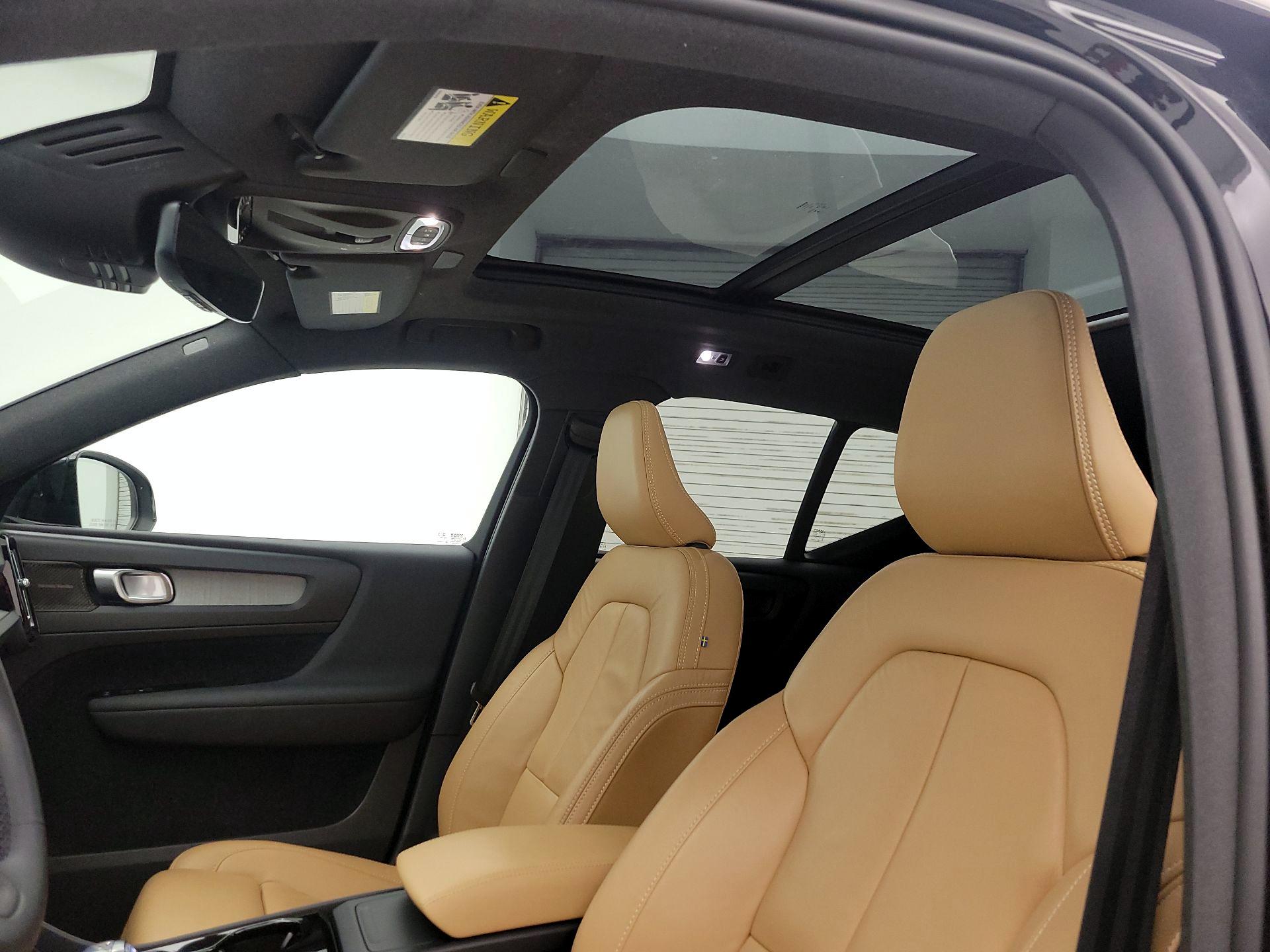Thumbnail: 2022 Volvo XC40 - 20