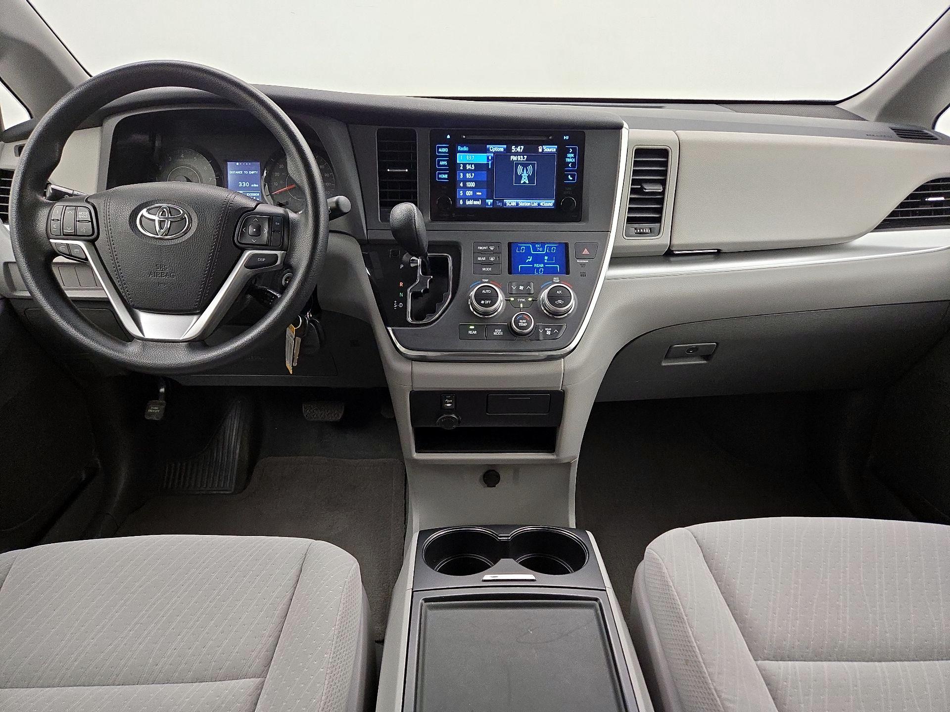 Thumbnail: 2017 Toyota Sienna - 9
