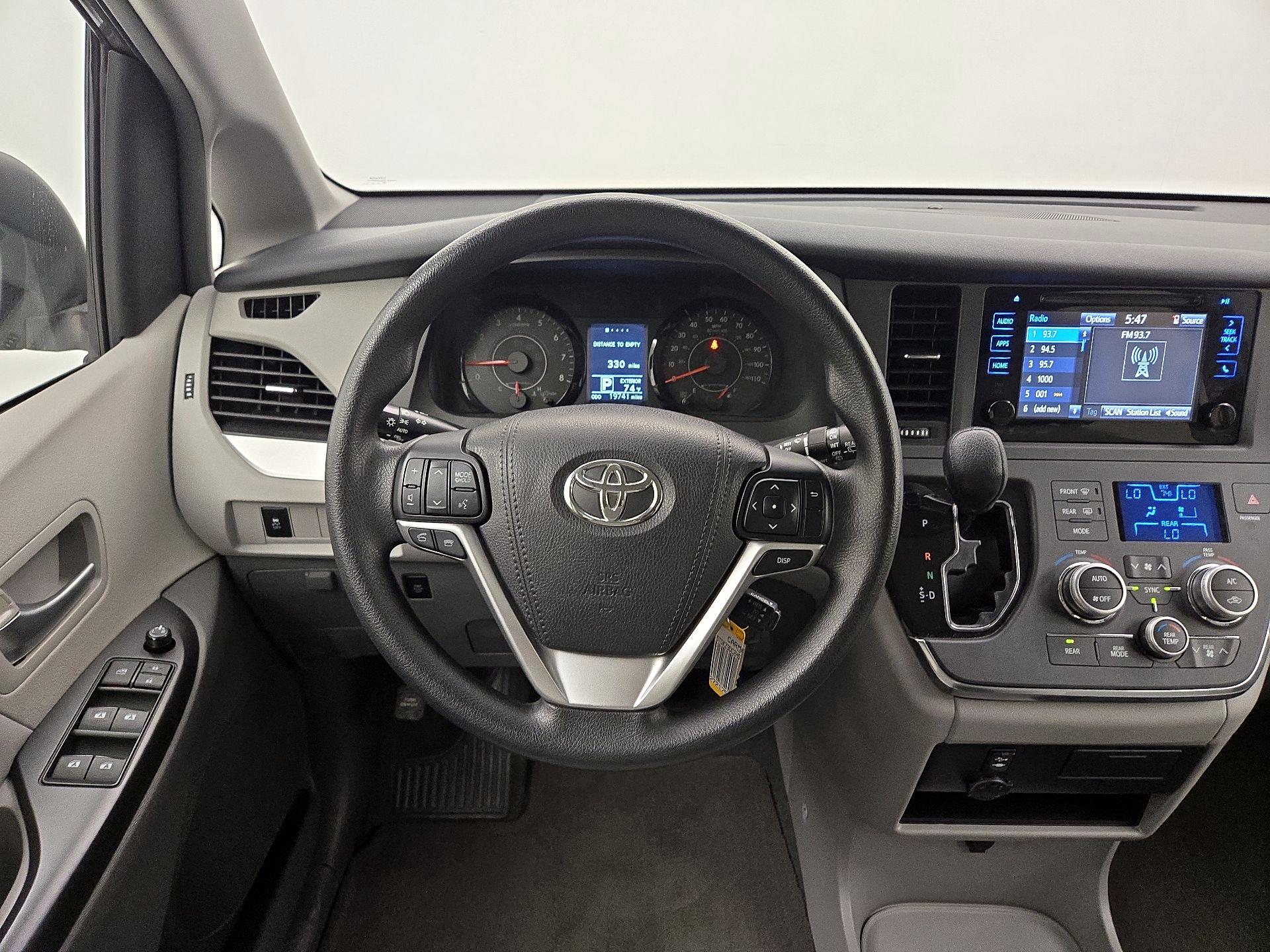 Thumbnail: 2017 Toyota Sienna - 10