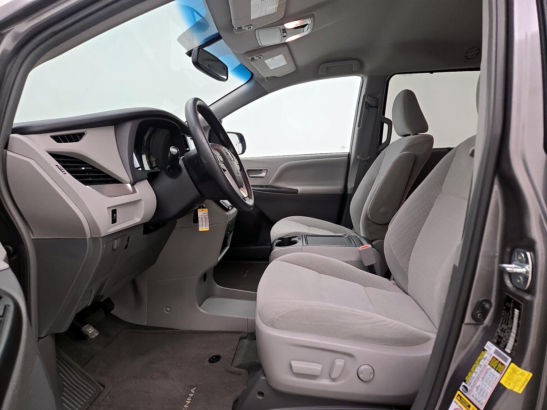 Thumbnail: 2017 Toyota Sienna - 11