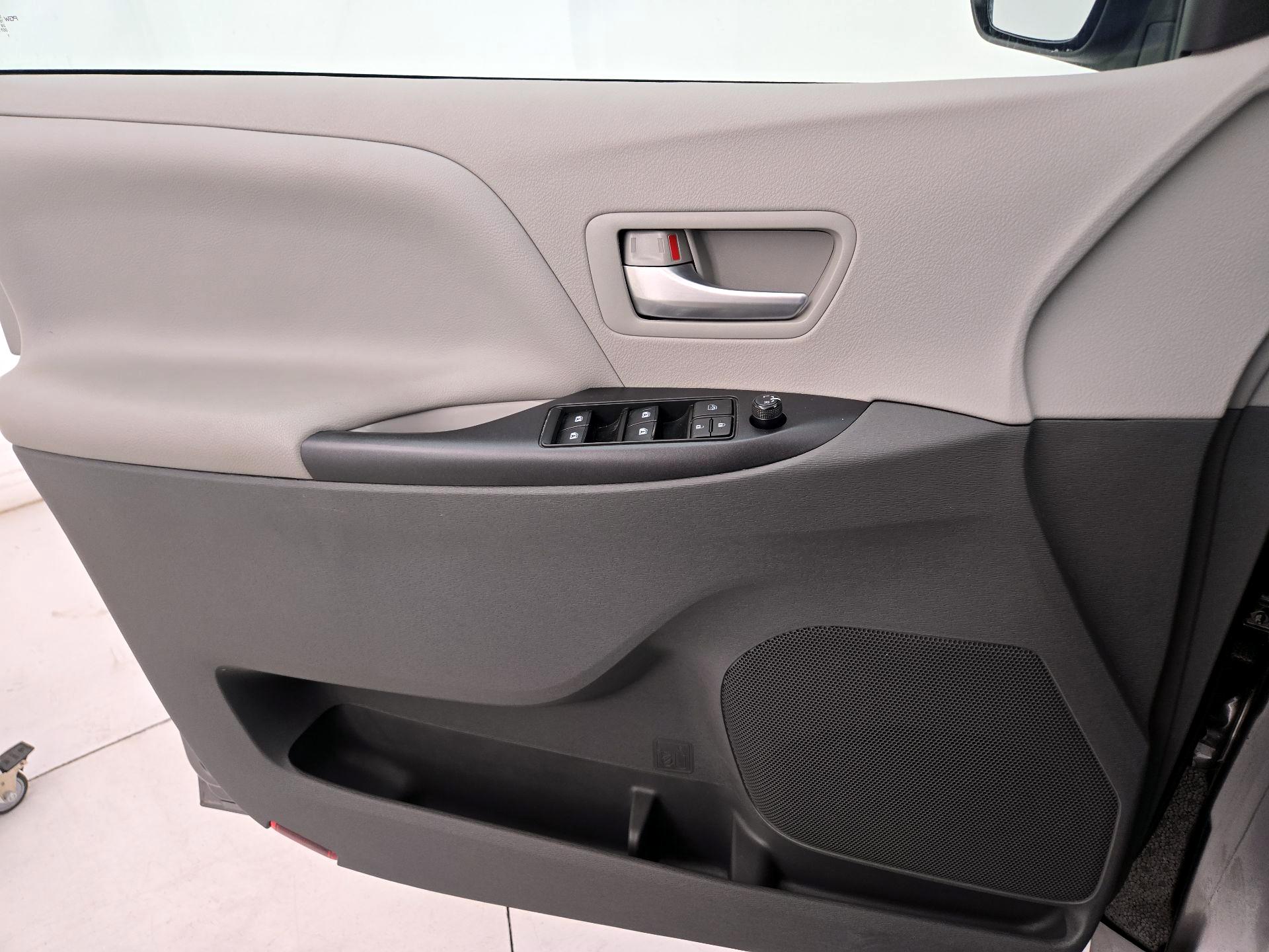 Thumbnail: 2017 Toyota Sienna - 12