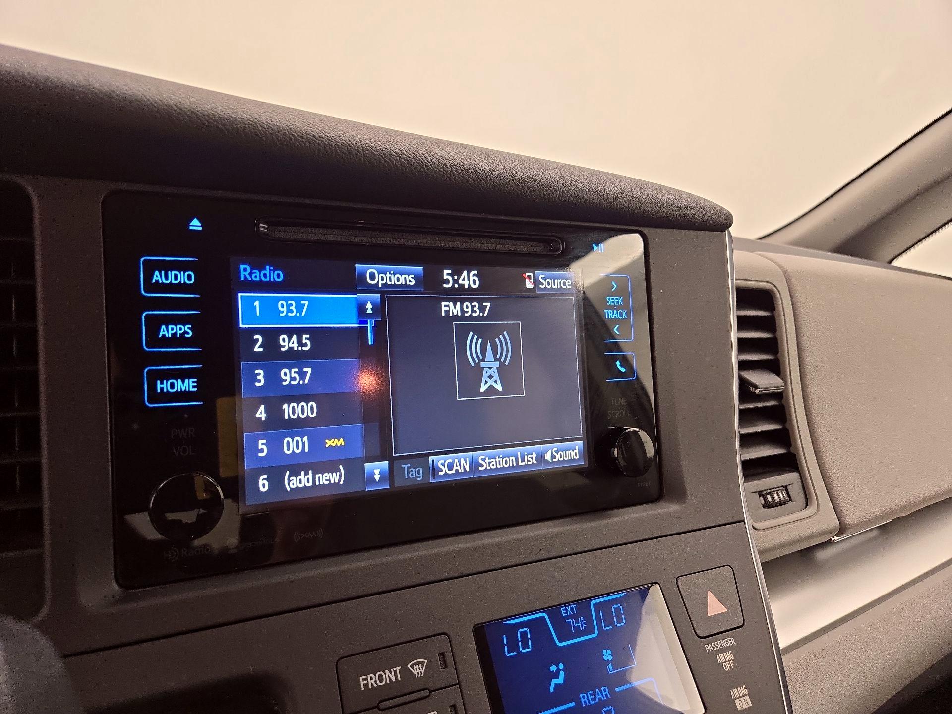 Thumbnail: 2017 Toyota Sienna - 15