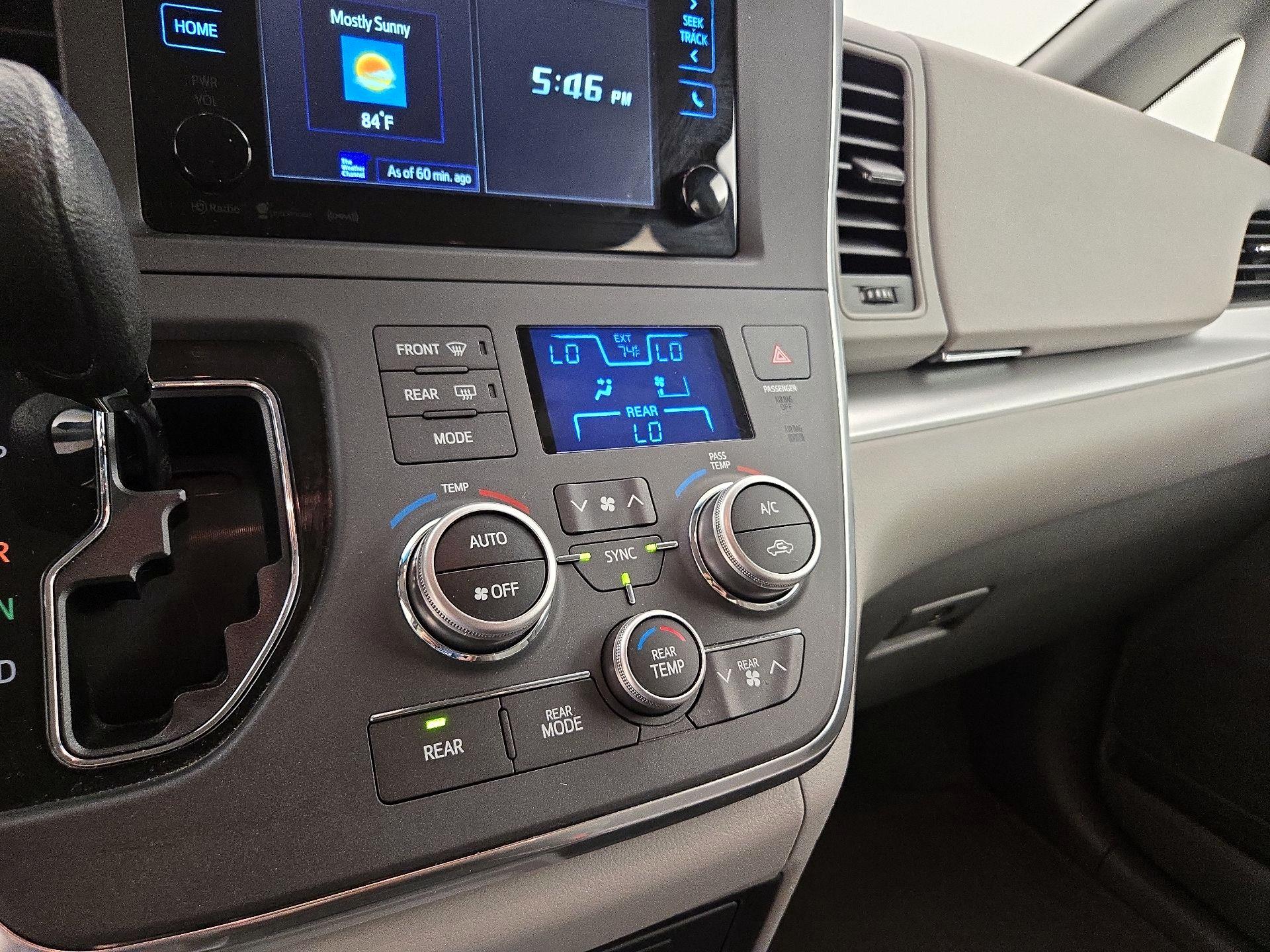 Thumbnail: 2017 Toyota Sienna - 16