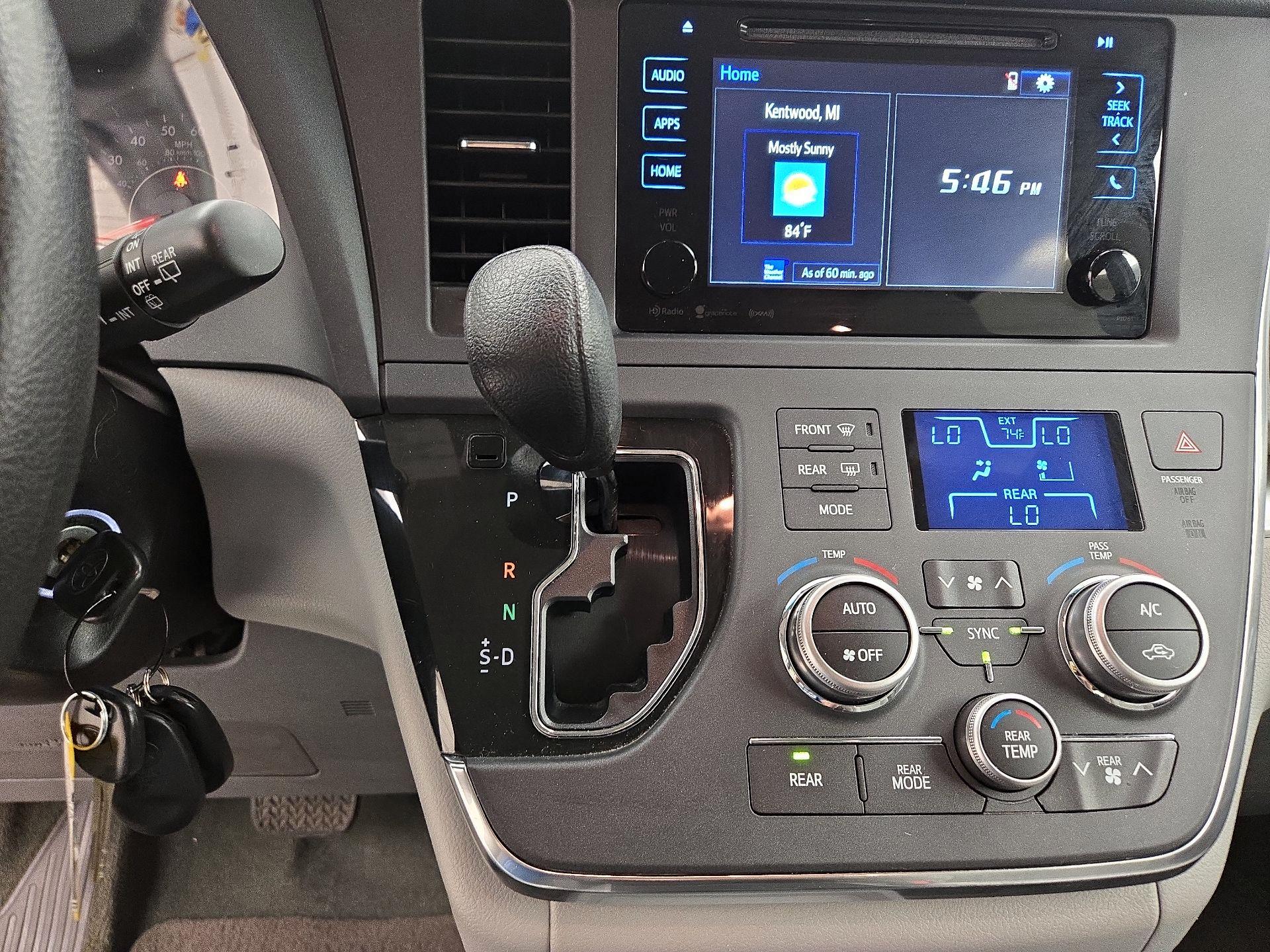 Thumbnail: 2017 Toyota Sienna - 17