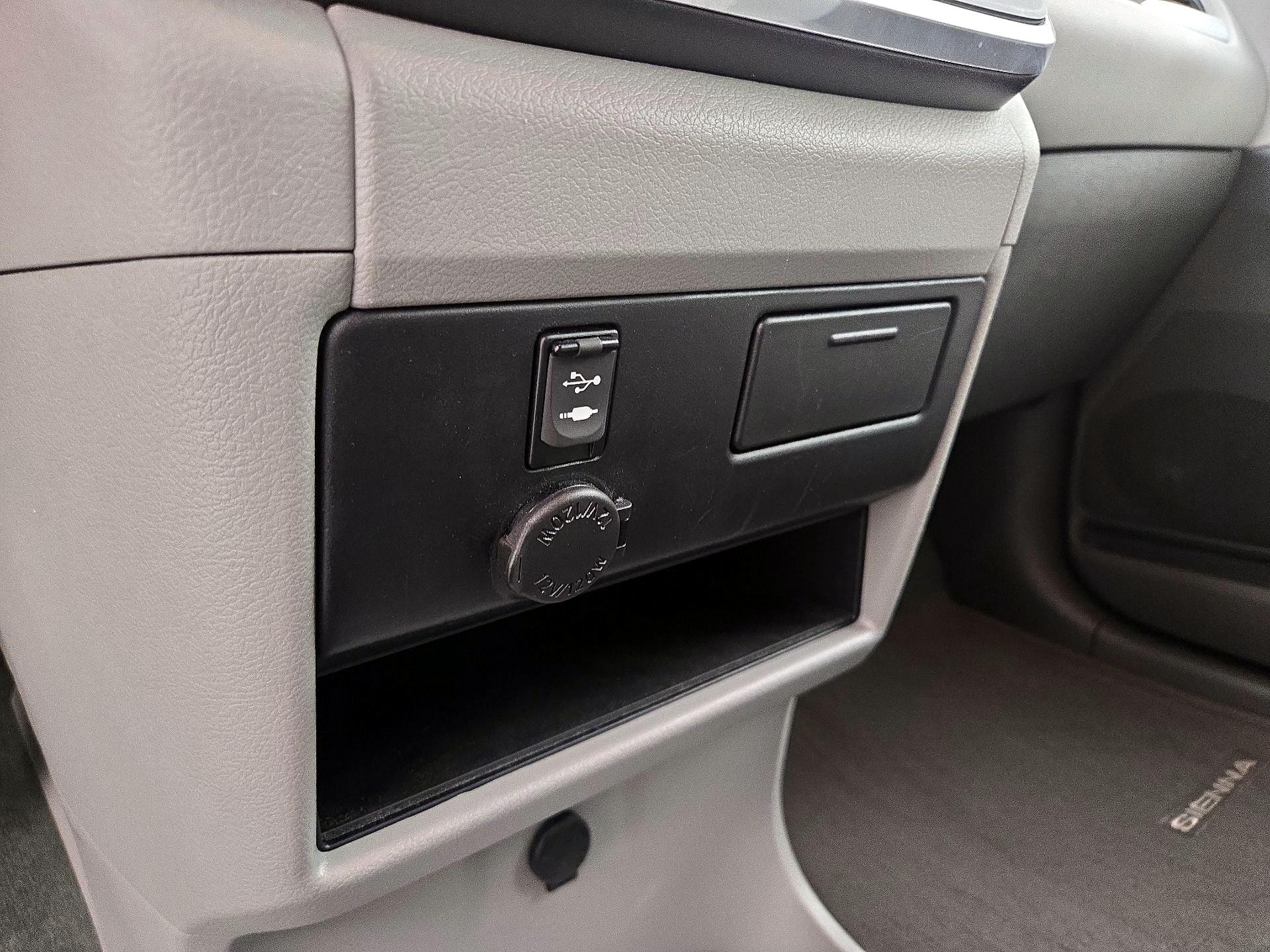 Thumbnail: 2017 Toyota Sienna - 18