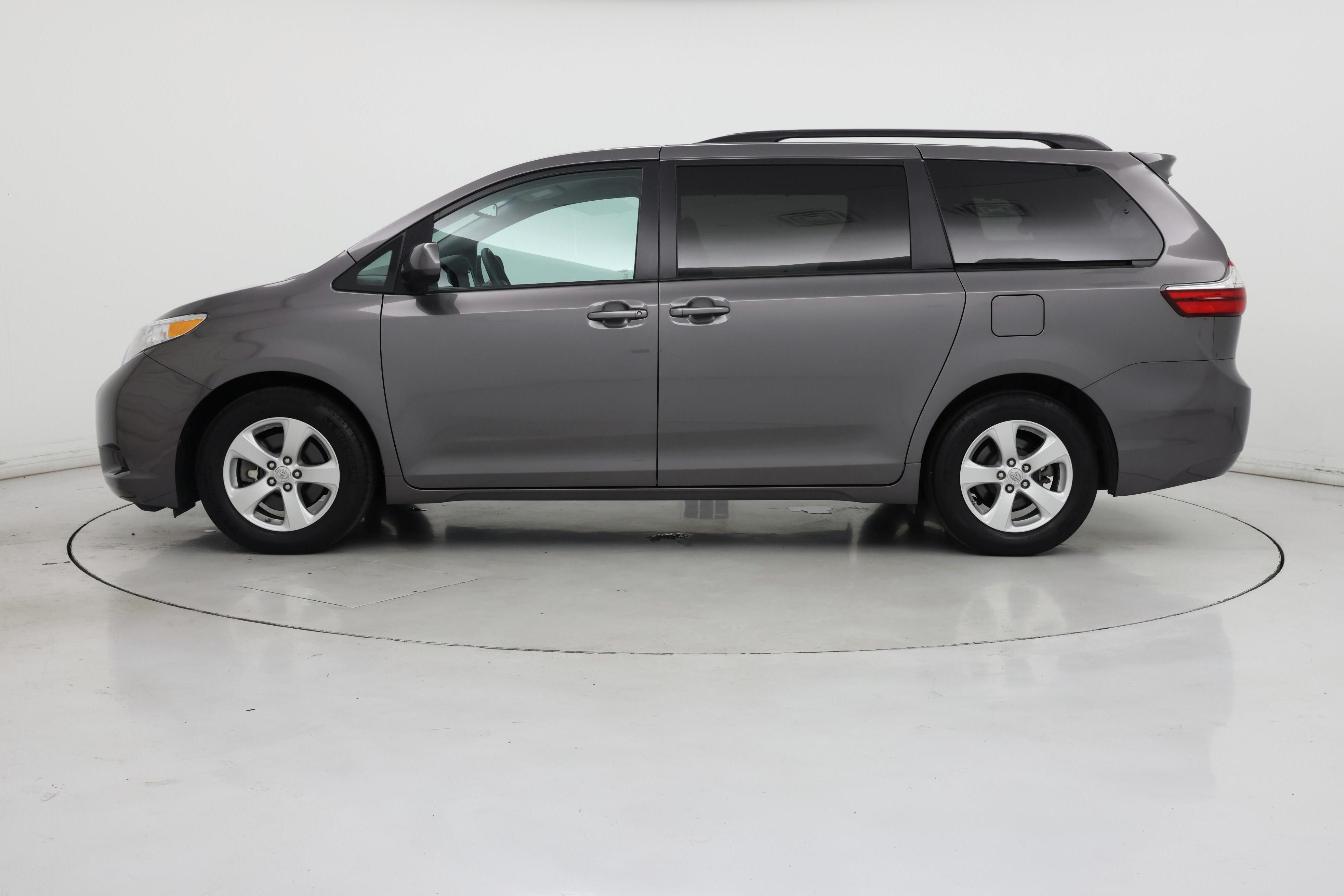 Thumbnail: 2017 Toyota Sienna - 3